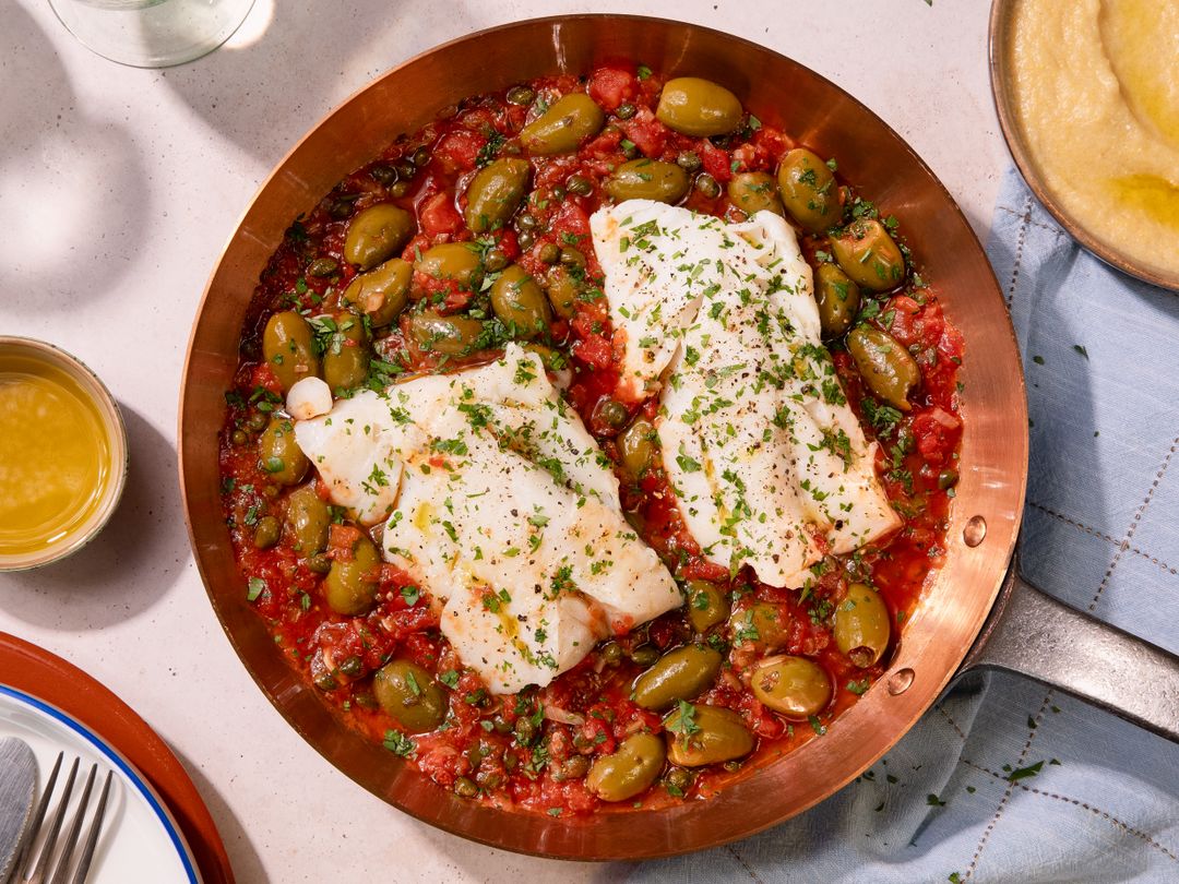 Geschmorter Fisch alla Puttanesca mit cremiger Olivenöl-Polenta