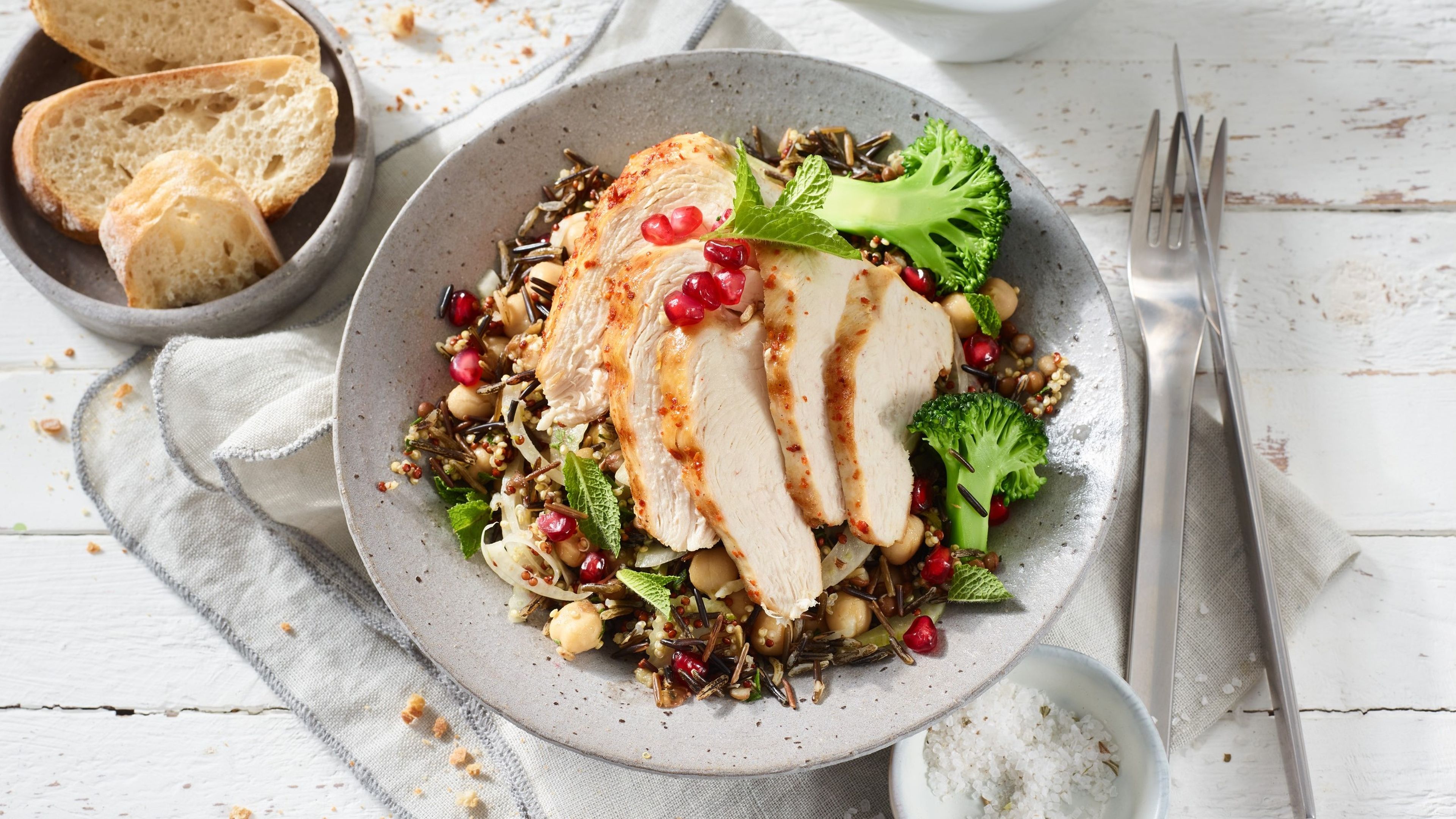 Hähnchen-Quinoa-Salat mit Minze und Harissa