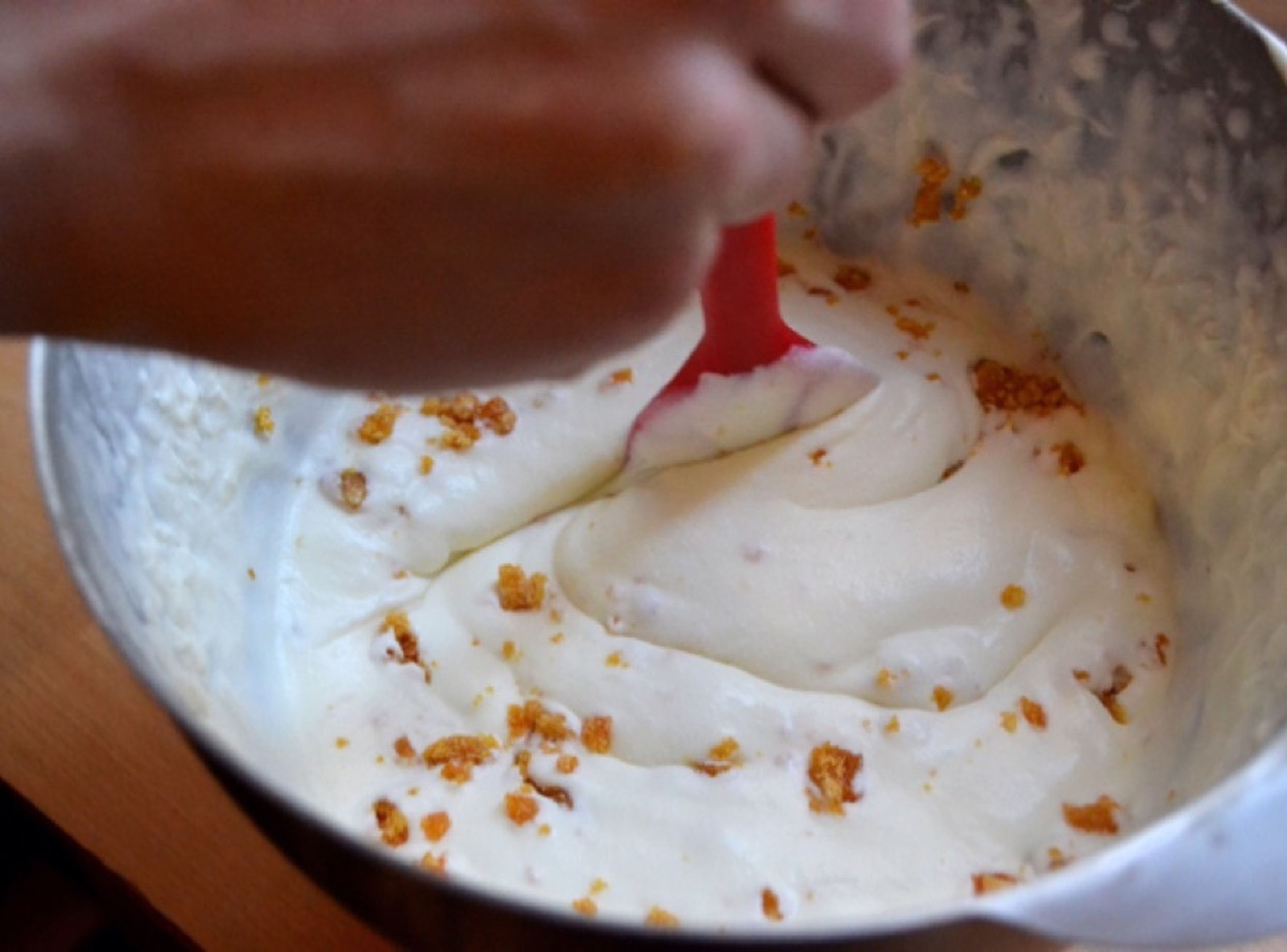 Die Karamell-Stückchen mit einem Gummispatel unterheben. Eis in einen Behälter füllen und mindestens 4 h. ins Gefrierfach stellen.