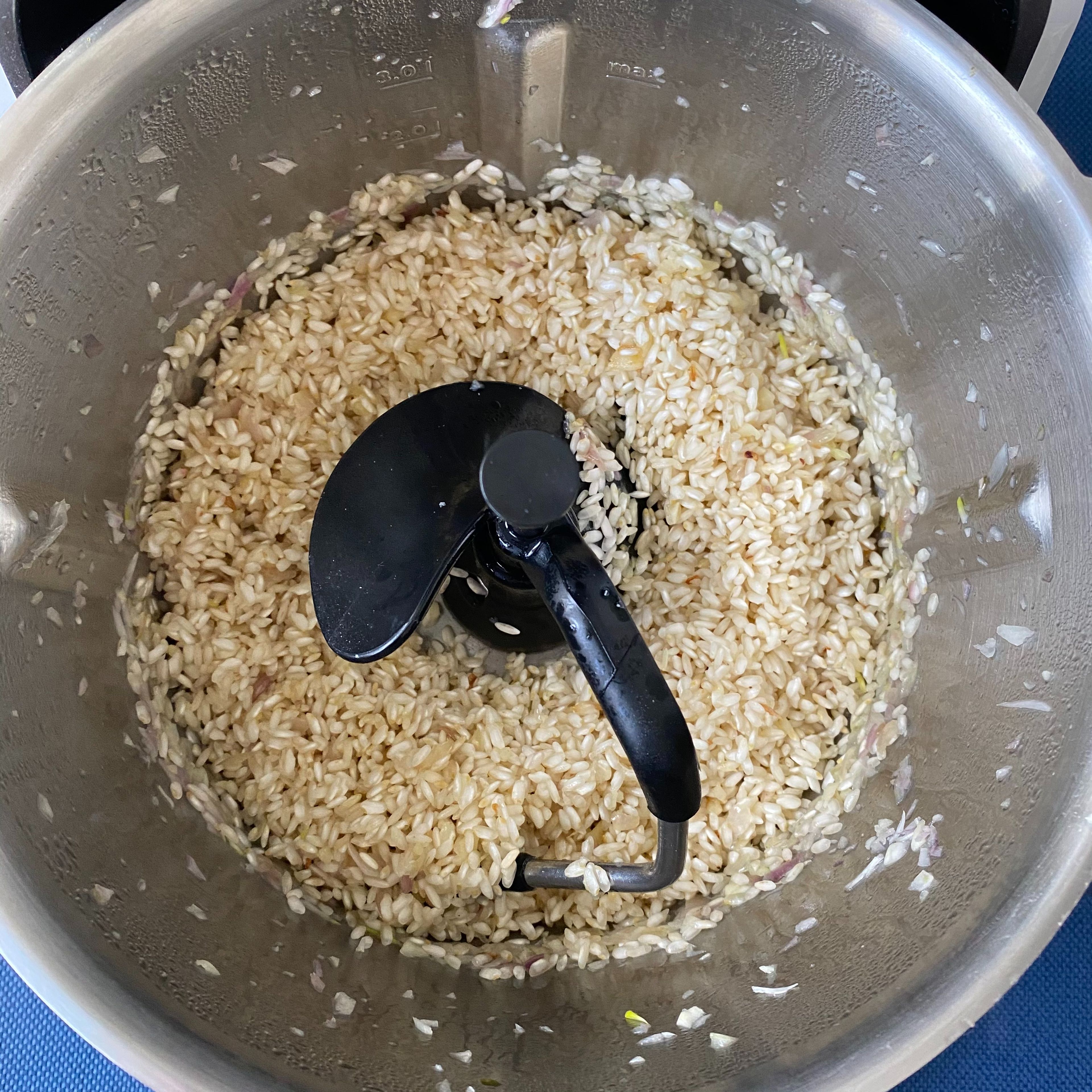 Den Reis in den Cookit dazugeben und bei geschlossenem Deckel, ohne Messbecher, mit andünsten (3D-Rührer | Stufe 2 | 130°C | 4 Minuten). Mit dem Weißwein ablöschen und bei geschlossenem Deckel, ohne Messbecher, köcheln lassen (3D-Rührer | Stufe 2 | 100°C | 1:30 Minute). 500ml Gemüsebrühe hinzugeben, Messbecher einsetzen und Risotto quellen lassen (3D-RÜhrer | Stufe 1 | 95°C | 10 Minuten). Die restliche Brühe hinzugeben und weiter quellen lassen (3D-Rührer | Stufe 1 | 95°C | 2 Minuten).