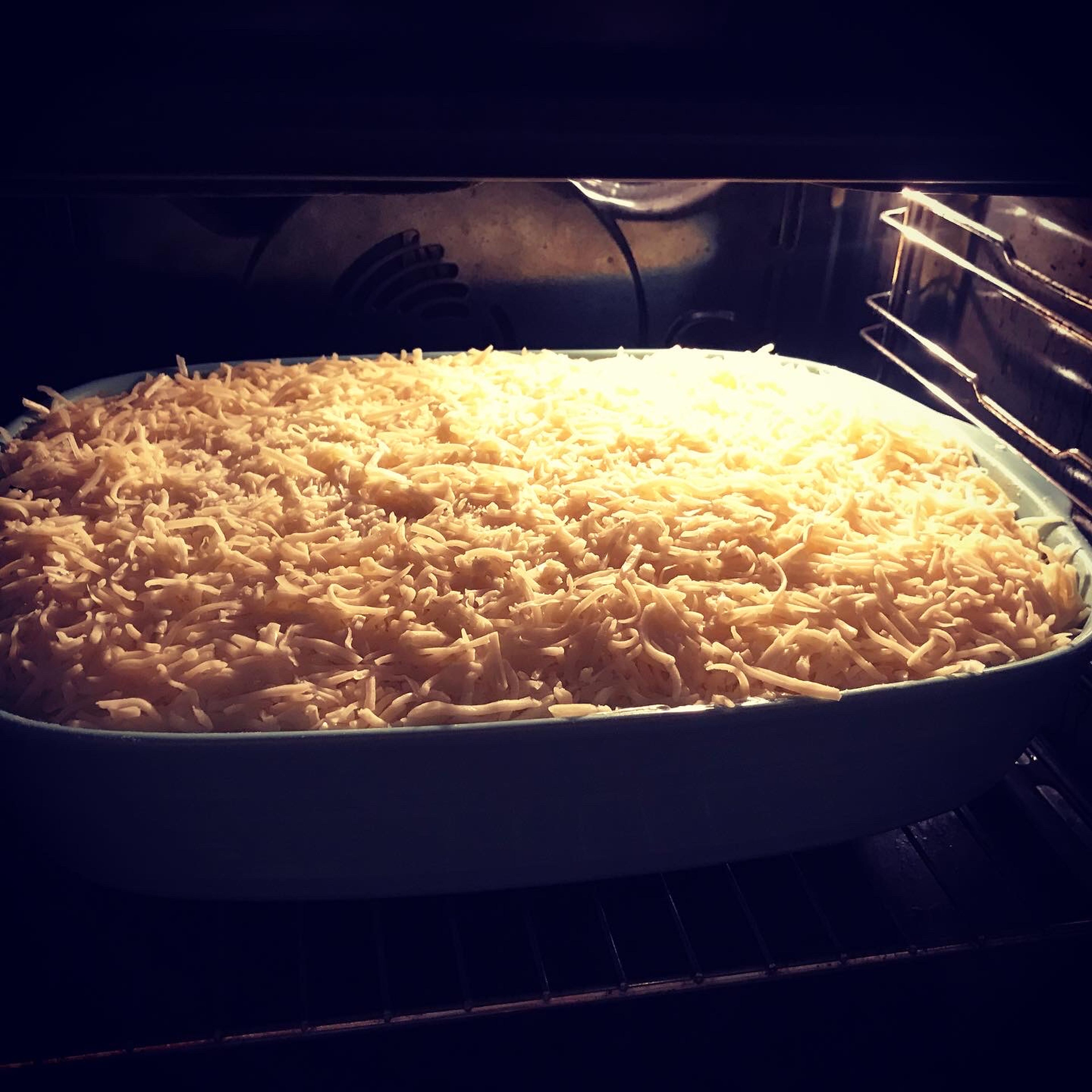 The last layer consists of pasta, béchamel and cheese. Mix the cheese beforehand in a bowl so you get the same flavor everywhere. Then spread evenly over the bechamel.