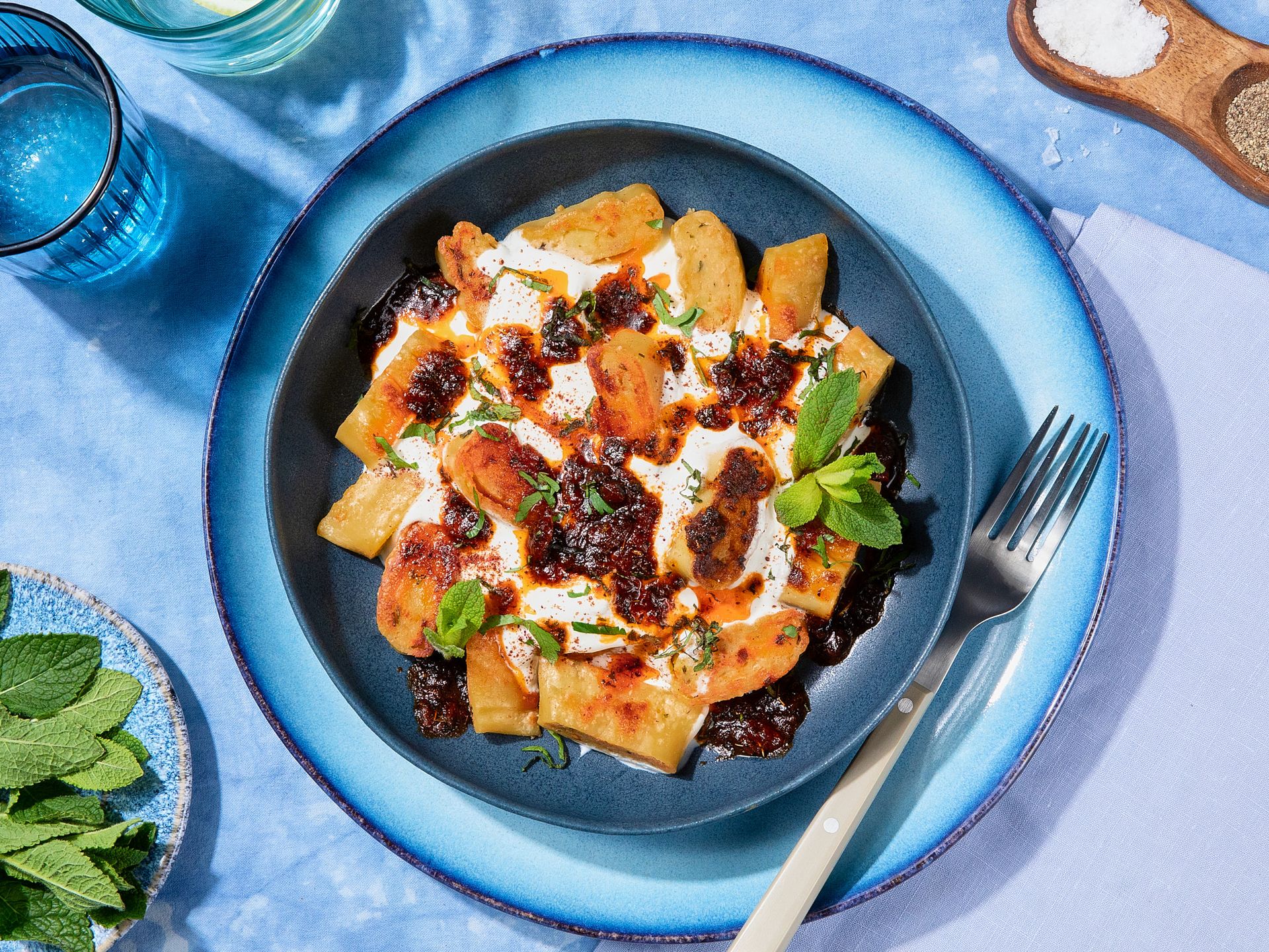 Protein-Maultaschen im Manti-Style mit Joghurt und Tomatenbutter