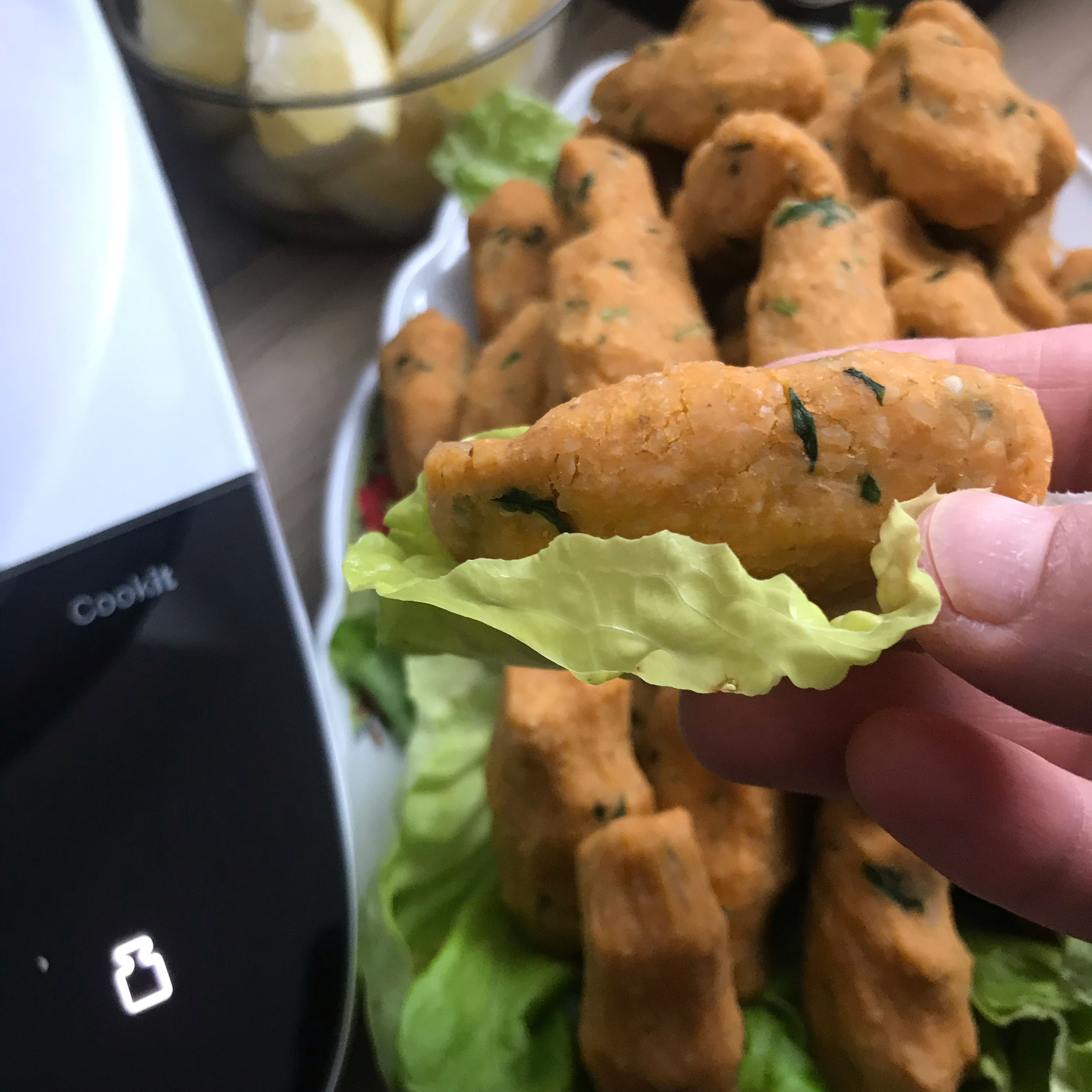 Mit einem Salatblatt kann man nun ein Bällchen in die Hand nehmen, ein paar Spritzer Zitronensaft drüber träufeln und genießen.