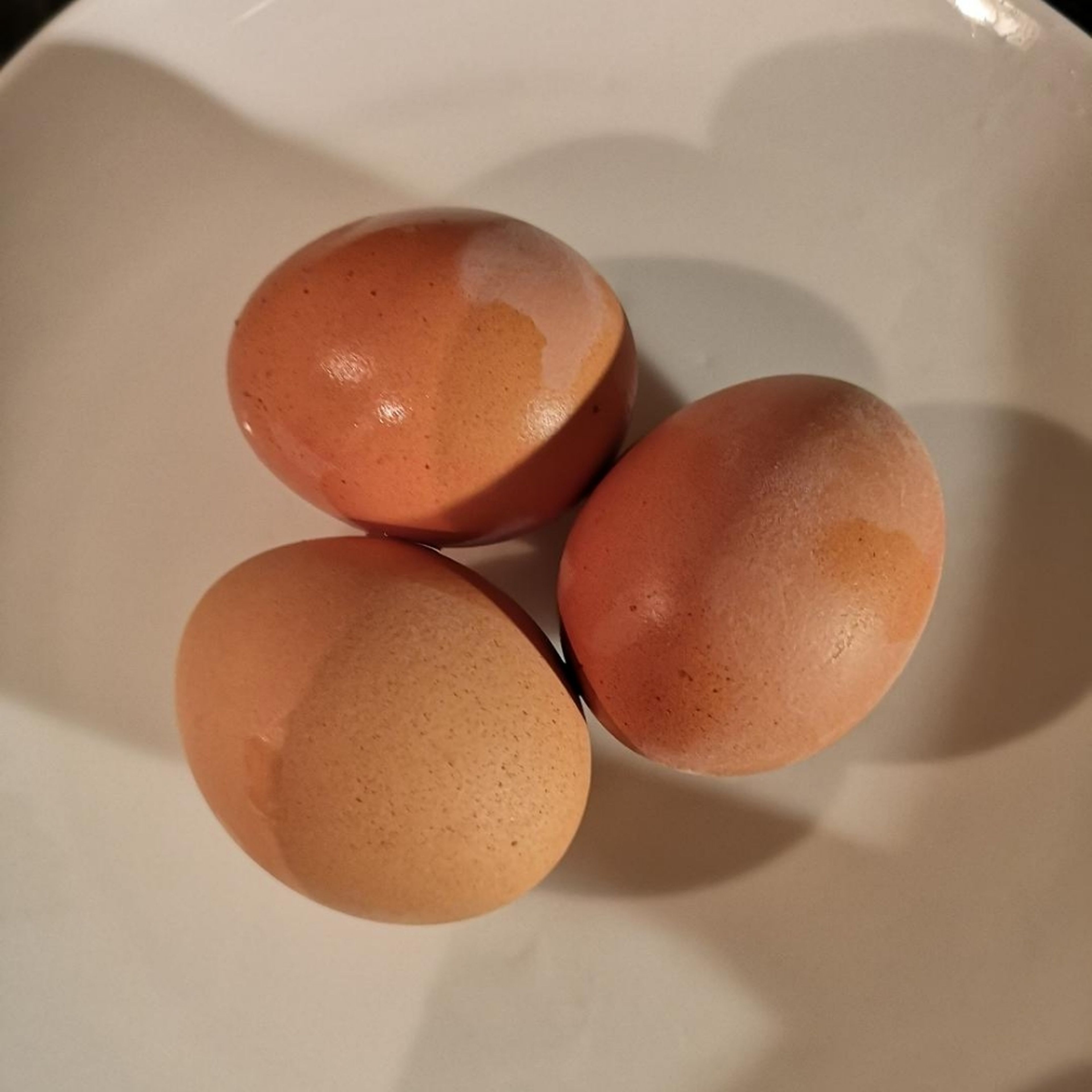 Hard boil 3 eggs. It takes 7 minutes to hard boil perfect eggs from the moment the water starts boiling. Pour 700 ml of water into a pot, place the eggs in, switch on mjdium heat and wait for the water to start boiling, put the timer for 7 min.