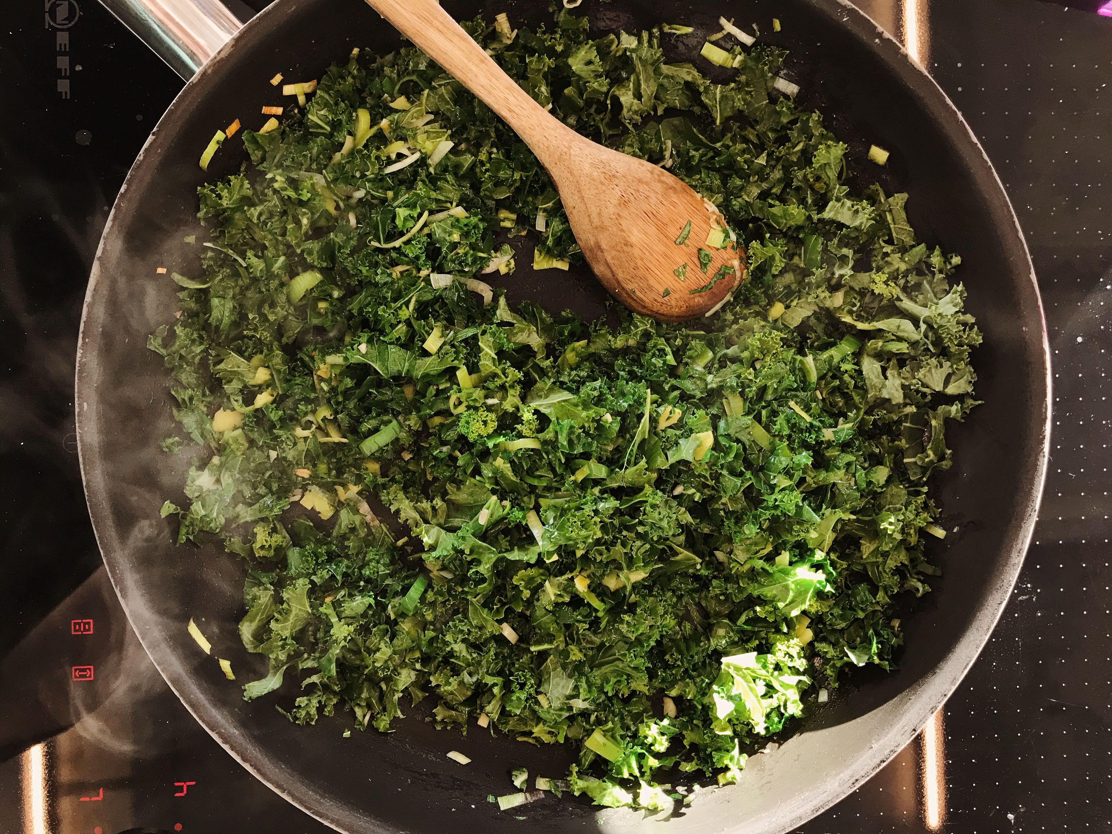 Melt some of the margarine in a large frying pan. First sauté the leeks for approx. 5 min., then add the garlic and sauté for another 2–3 min. Now add the chopped kale and sauté for approx. 5 min. more. Season with salt, pepper and a pinch of sugar.