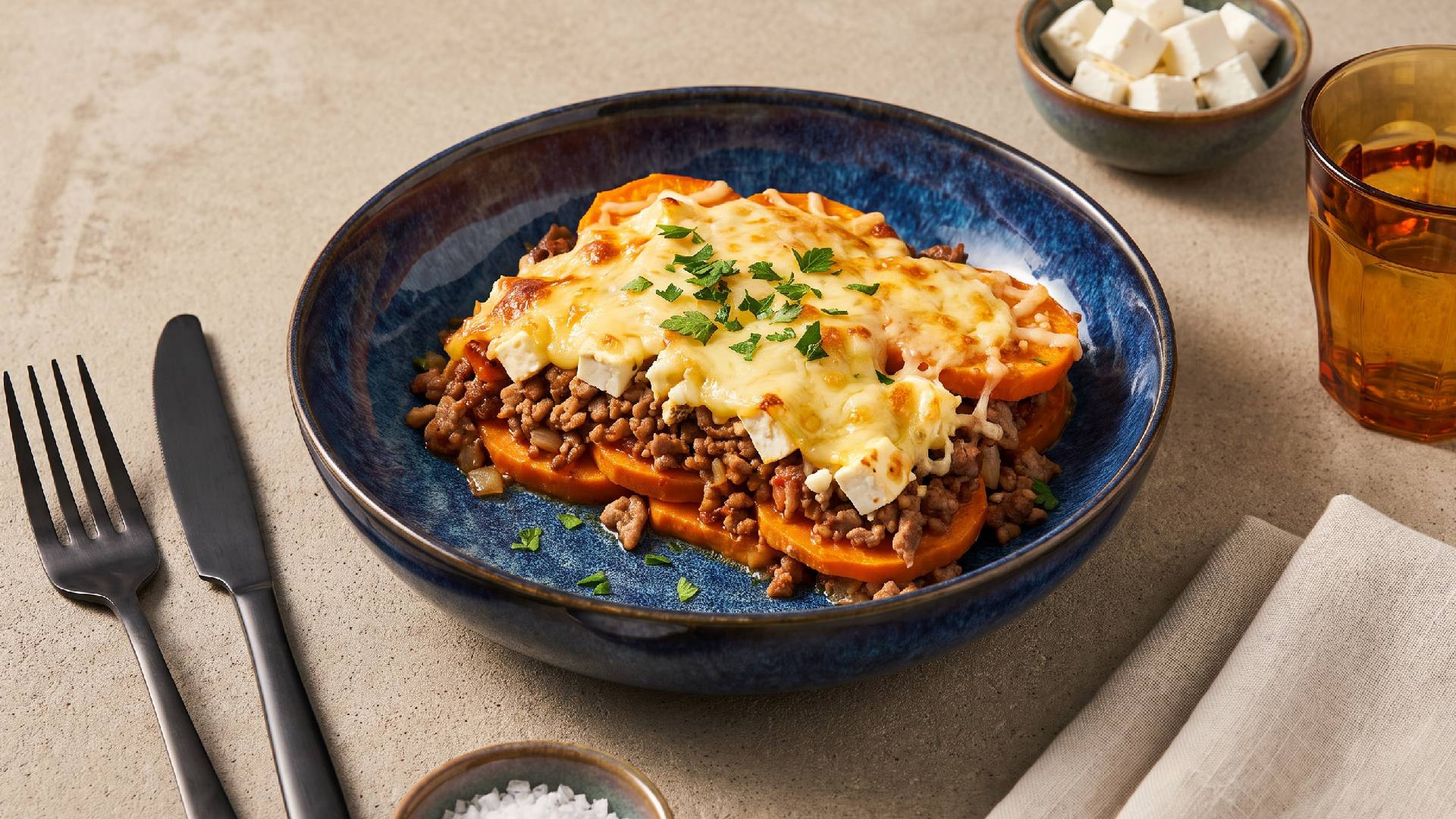 Herzhafter Süßkartoffel-Auflauf mit würzigem Hackfleisch und Feta