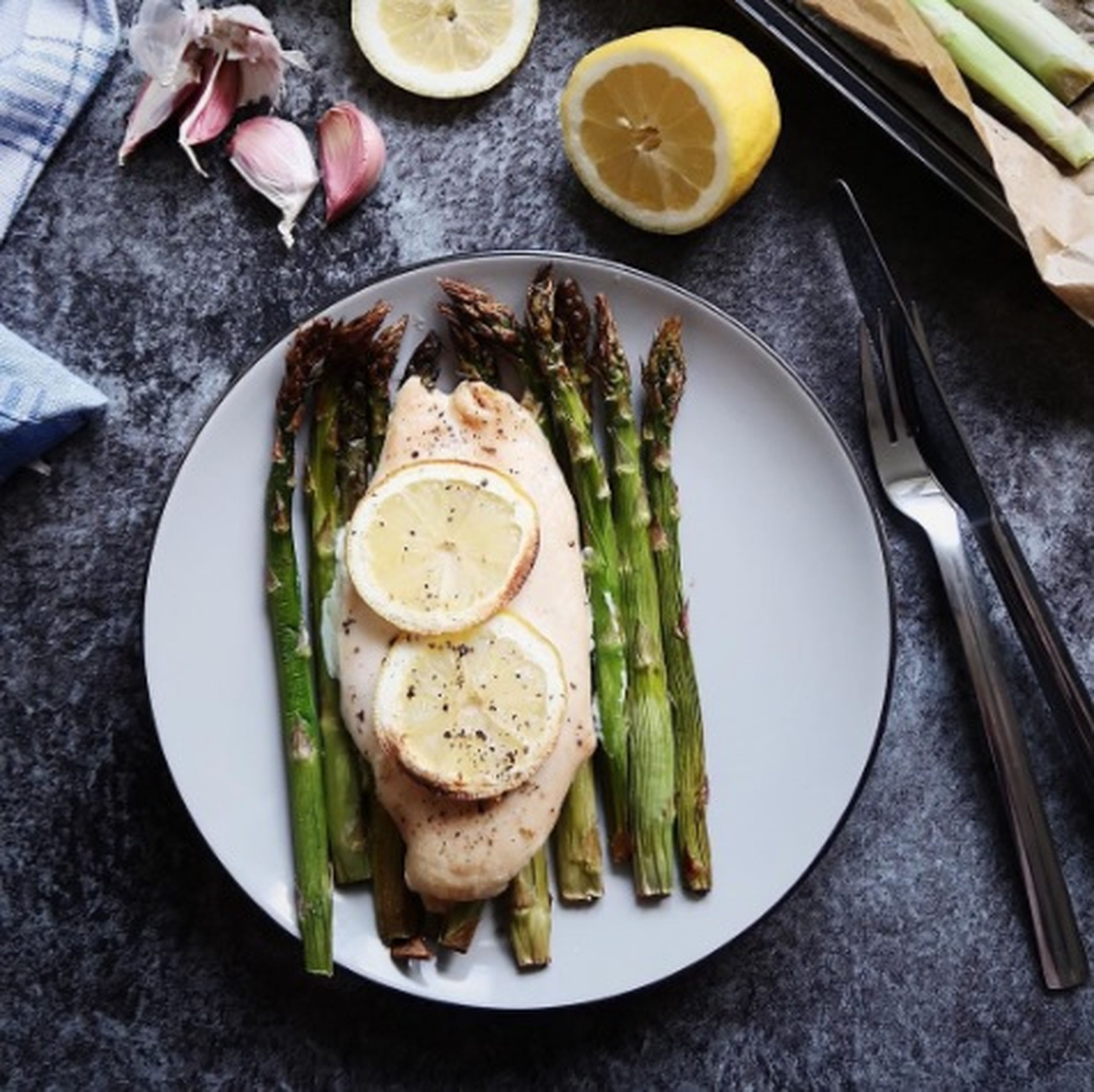 Chicken on asparagus