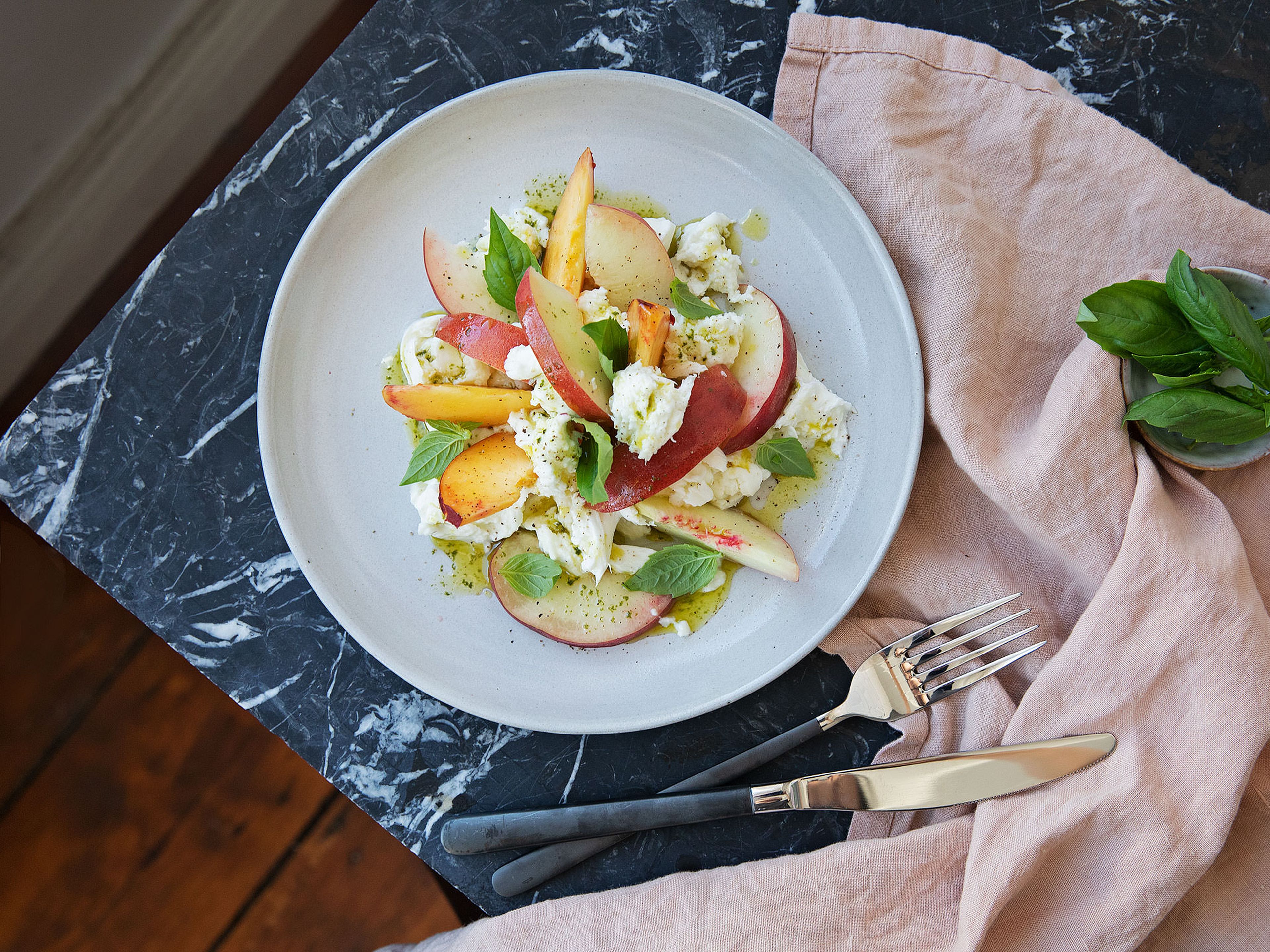 Pfirsich-Caprese-Salat mit Basilikumöl