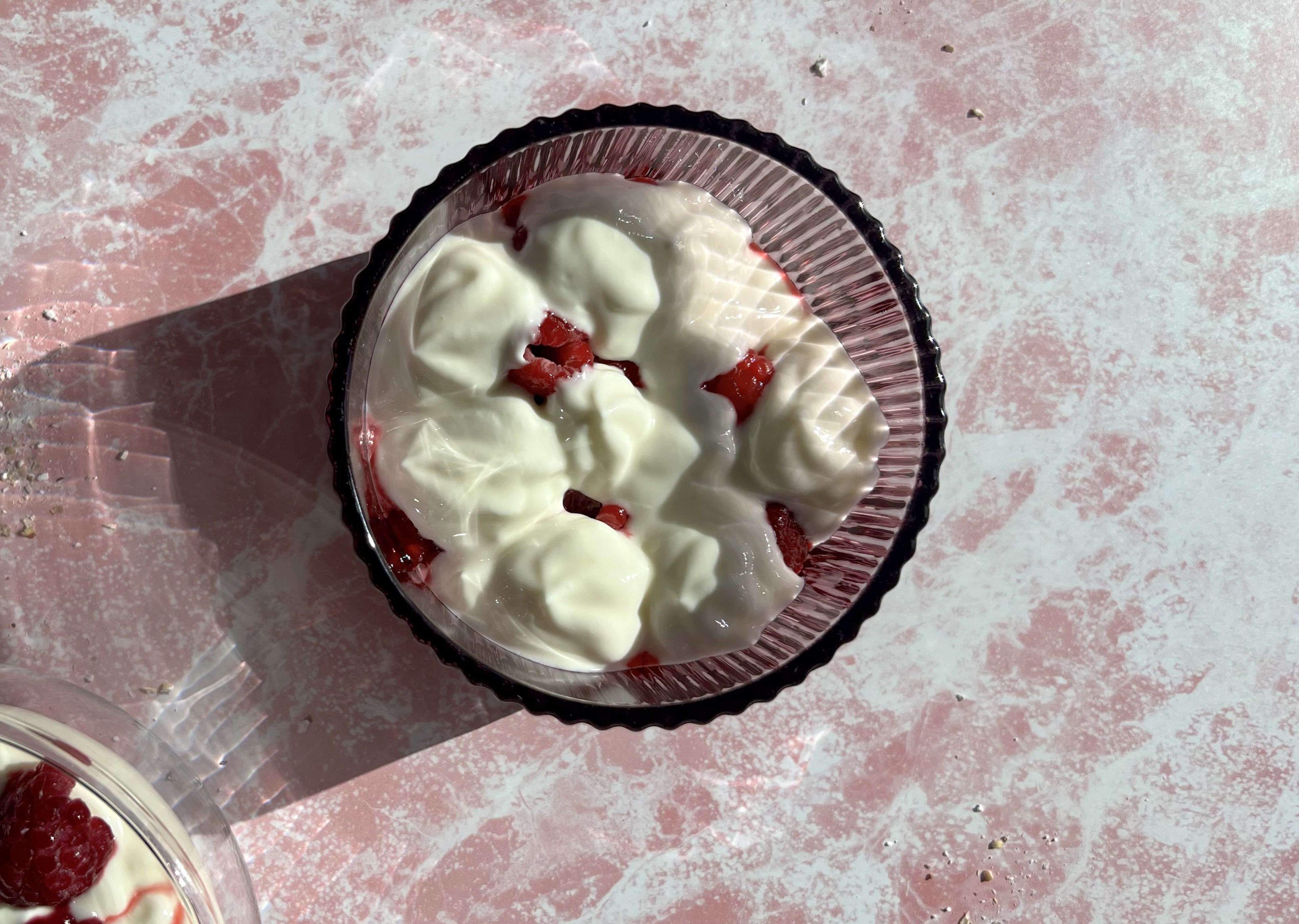 Den Joghurt daraufgeben und mit Hanfsamen bestreuen. Sofort servieren.