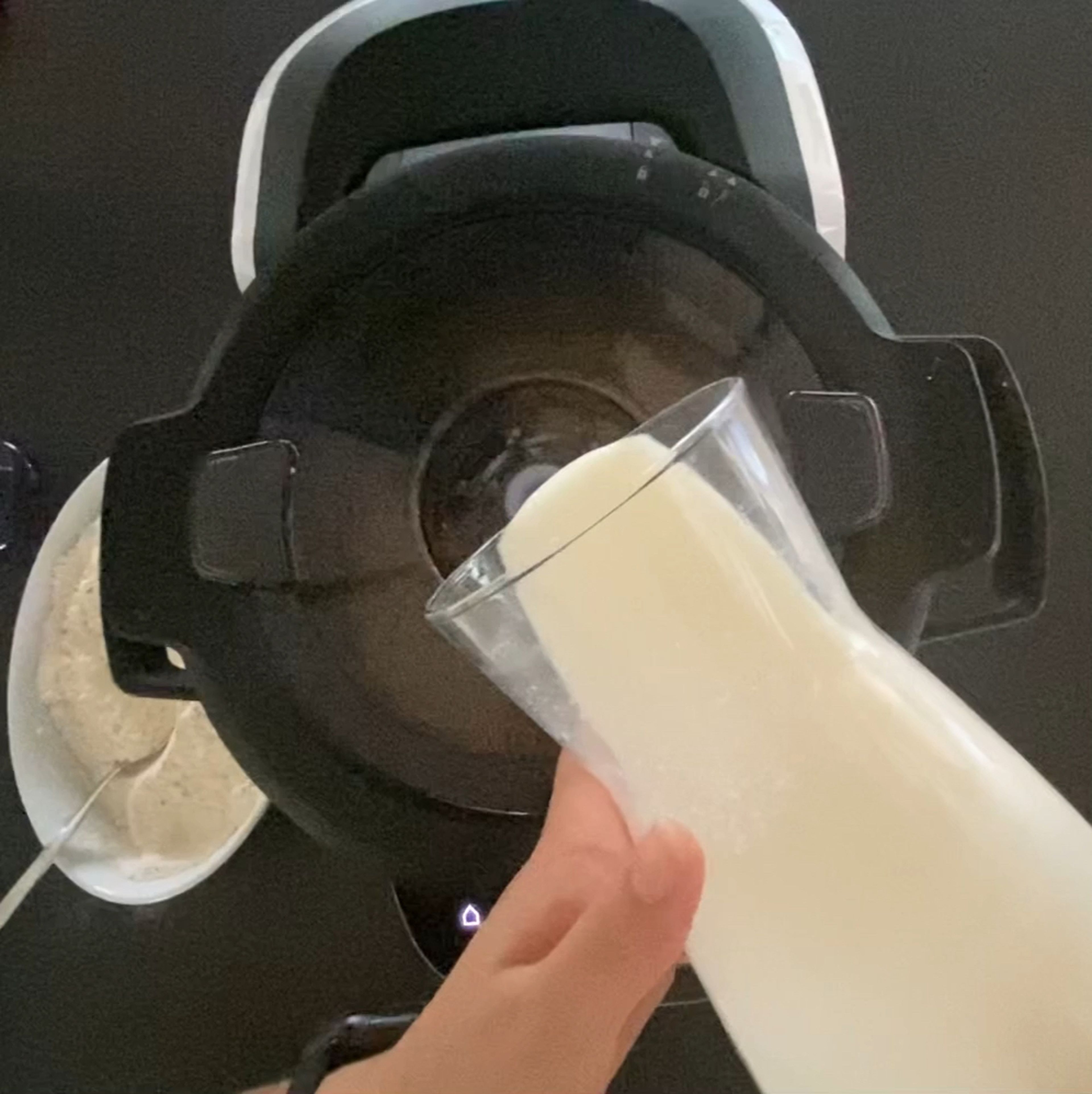 Zur Eier-Zucker-Masse kommt nun die Milch. Die wird unter Rühren untergemischt. Dafür den Messbecher herausnehmen und langsam im dünnen Strahl eingießen, bis sich die gesamte Milch im Cookit XL-Topf befindet (Zwillings-Rührbesen | Stufe 2 | 30 Sek.)