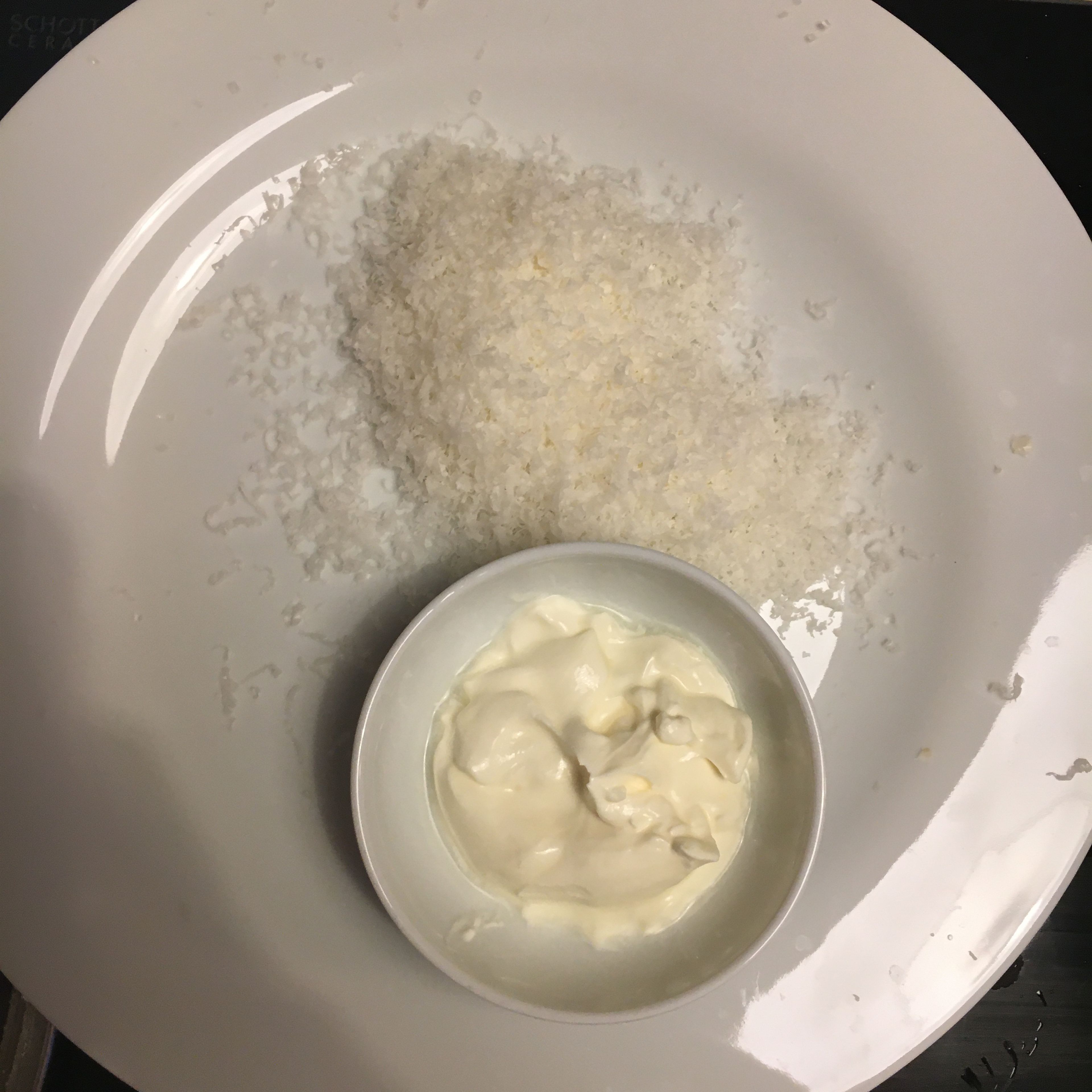 Den Crème Fraîche nach Belieben und 2 Drittel des Parmesan in die Pfanne geben und mit Salz und Pfeffer würzen.
