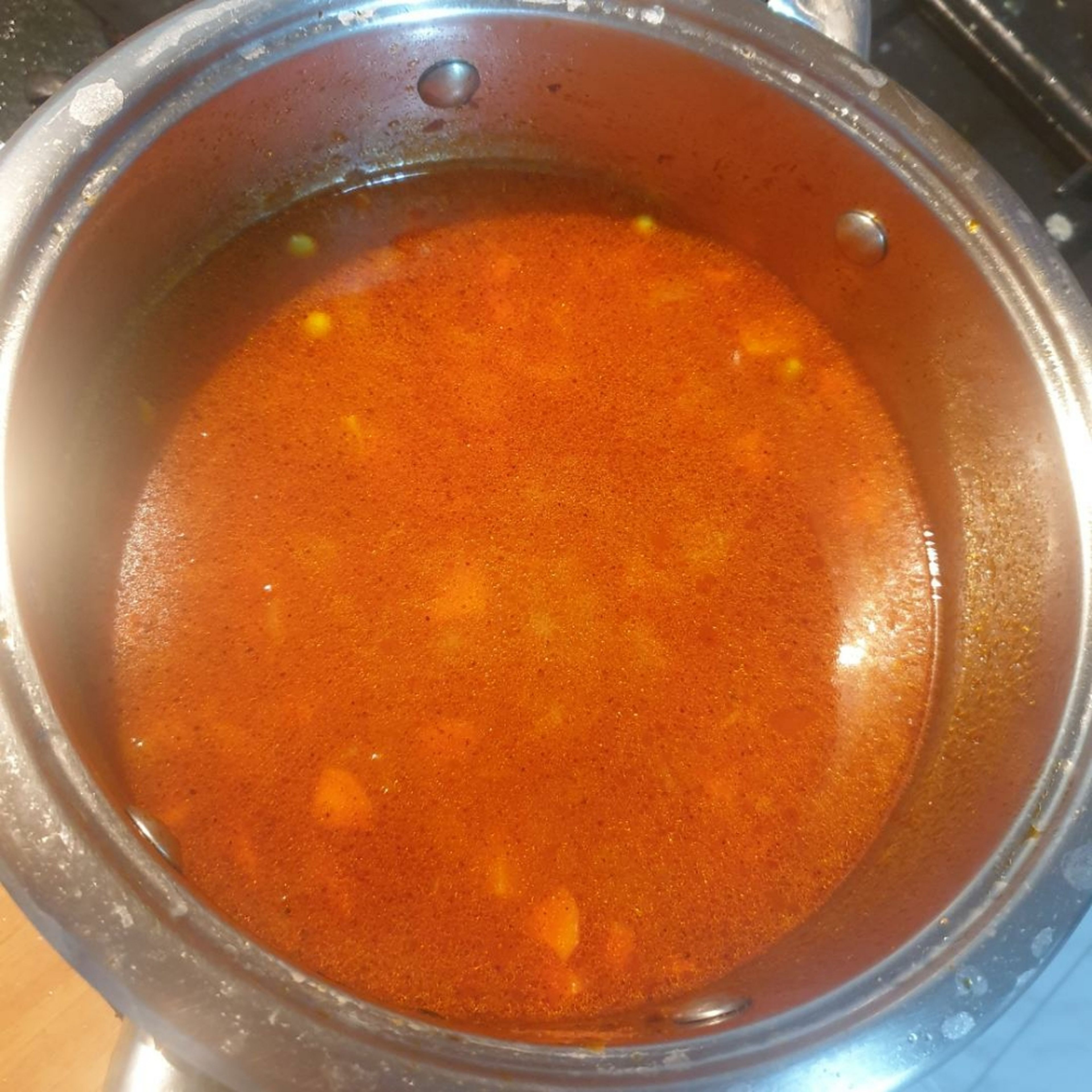 Ca 1,5 Liter Wasser dazugeben und zum köcheln bringen. So lange köcheln, bis das Gemüse fast weich ist. Nun die abgetropften Erbsen hinzugeben, mit Salz, Pfeffer und Paprikapulver würzen und weitere 10 Minuten zugedeckt köcheln lassen.