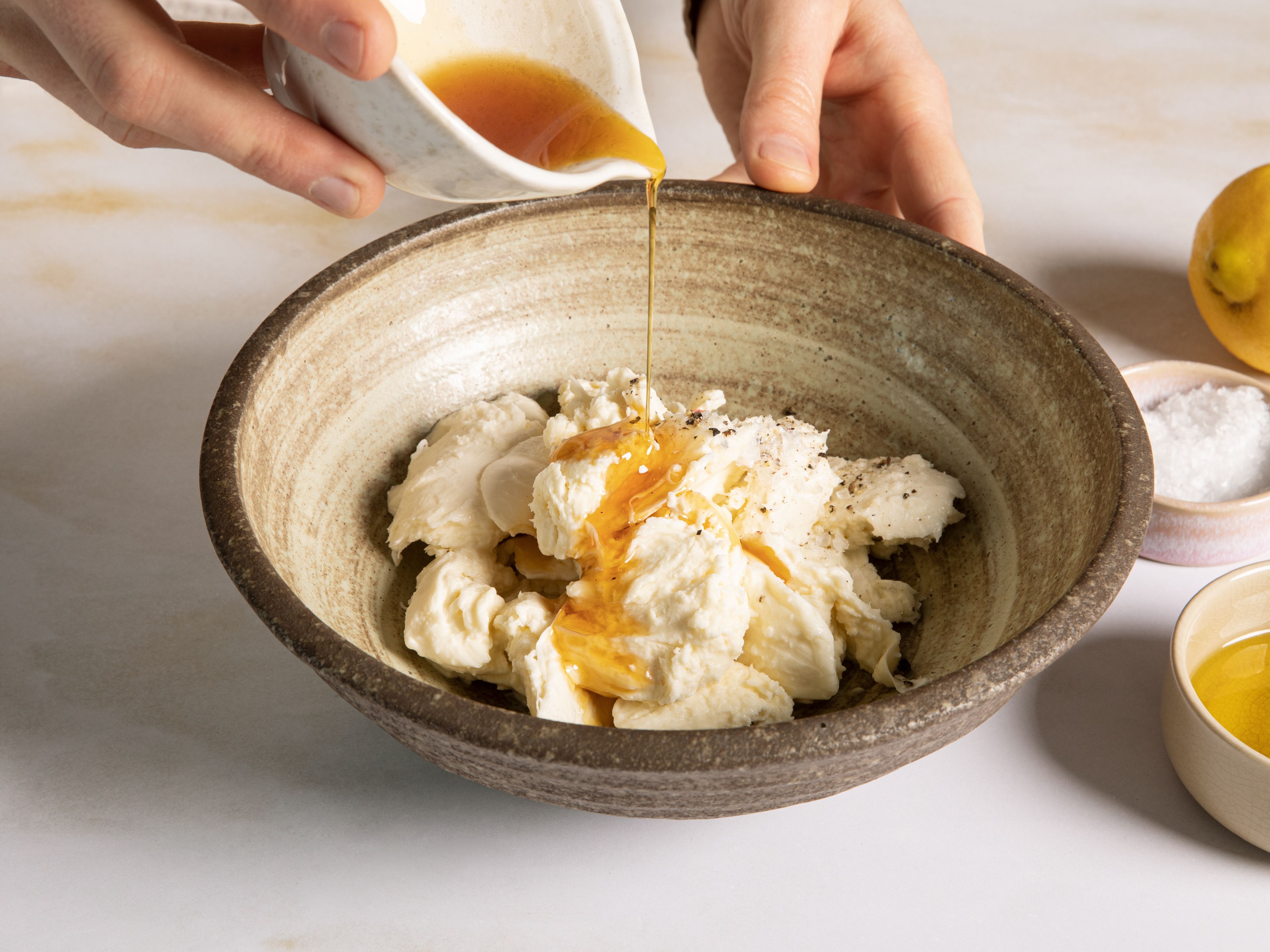 Mozzarella in mundgerechte Stücke zupfen und mit Olivenöl, Ahornsirup, Abrieb der Zitrone, Salz und Pfeffer marinieren.