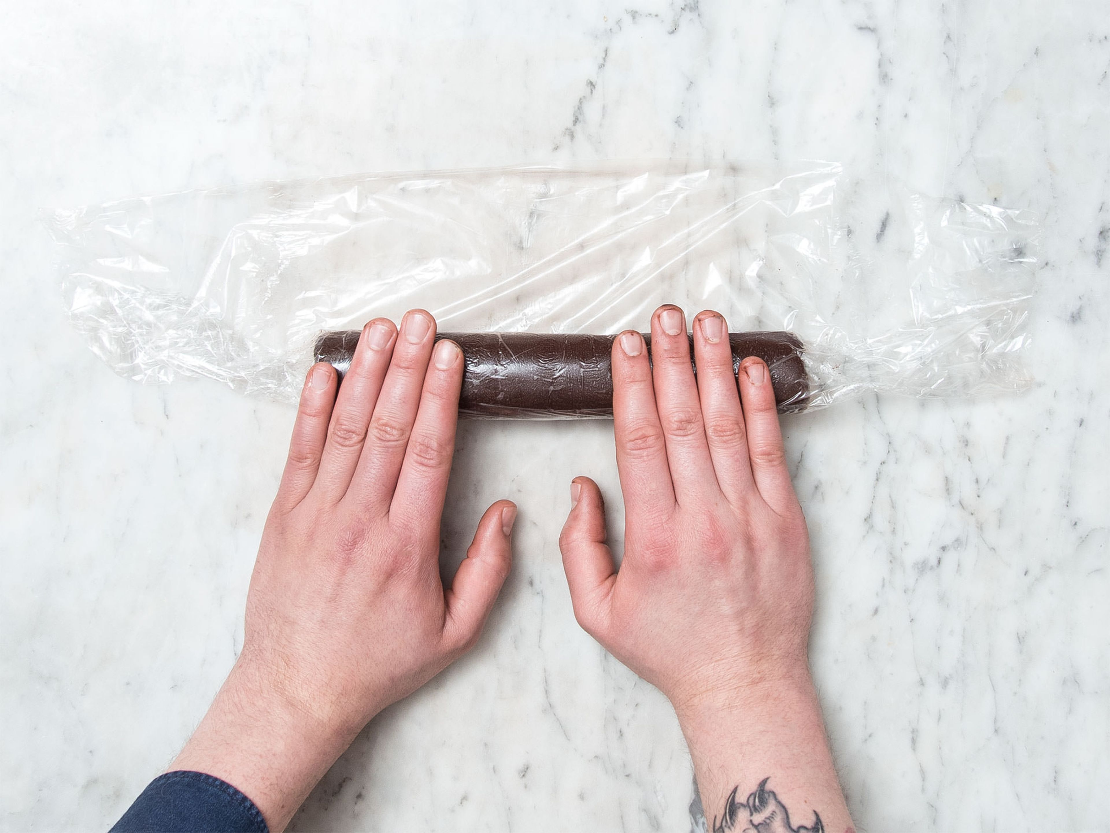 Roll dough into an approx. 5-cm/2-in. thick log. Wrap in plastic and let chill in the fridge for approx. 30 min.