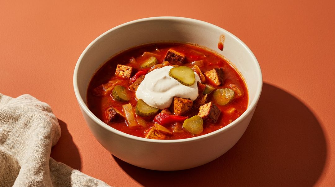 Herzhafte vegane Soljanka: Der säuerliche Eintopf-Klassiker pflanzlich interpretiert