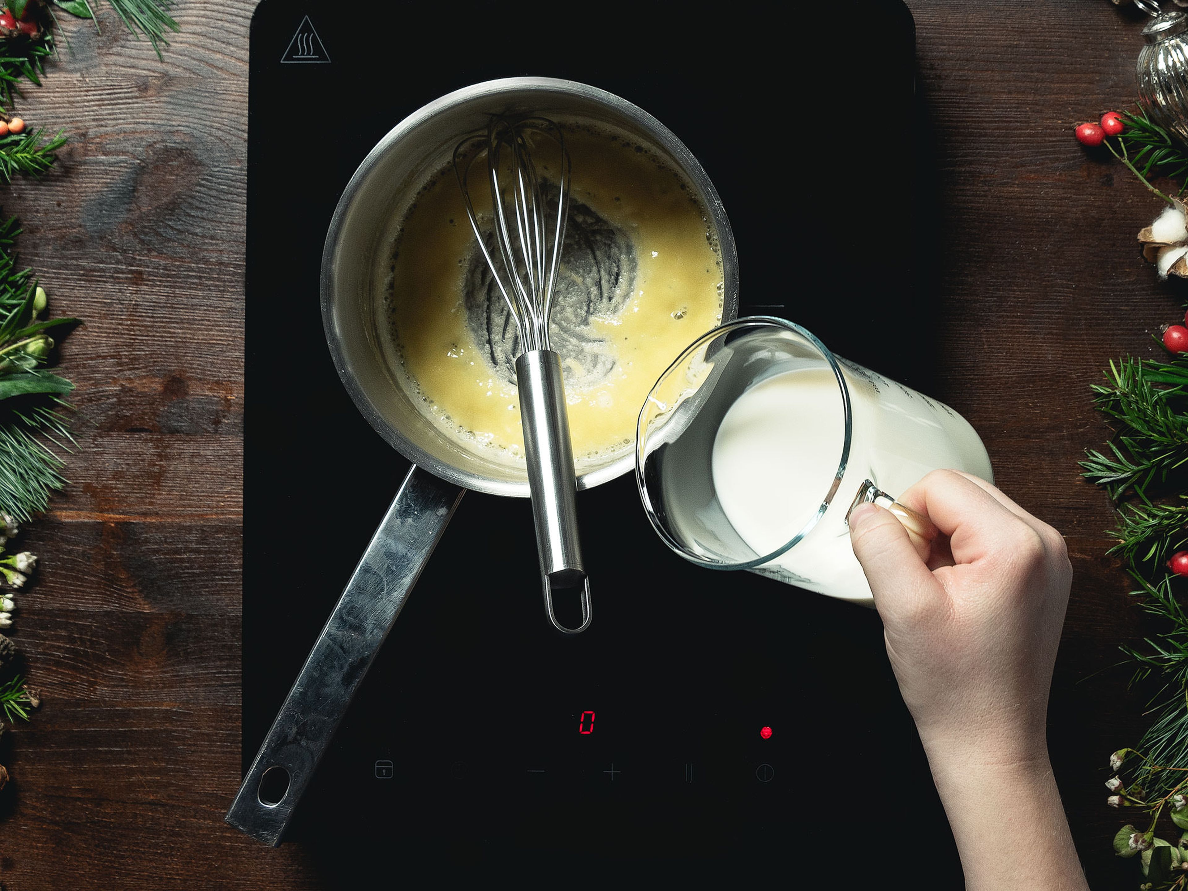 Ofen auf 200°C vorheizen. Butter in einem kleinen Topf schmelzen, Mehl hinzugeben und Schritt für Schritt die Milch während des Rührens mit einem Schneebesen hinzufügen. Sobald die Masse dick und geschmeidig ist, mit Muskatnuss und Salz würzen und körnigen Senf hinzufügen. Bis zum Servieren warm halten.