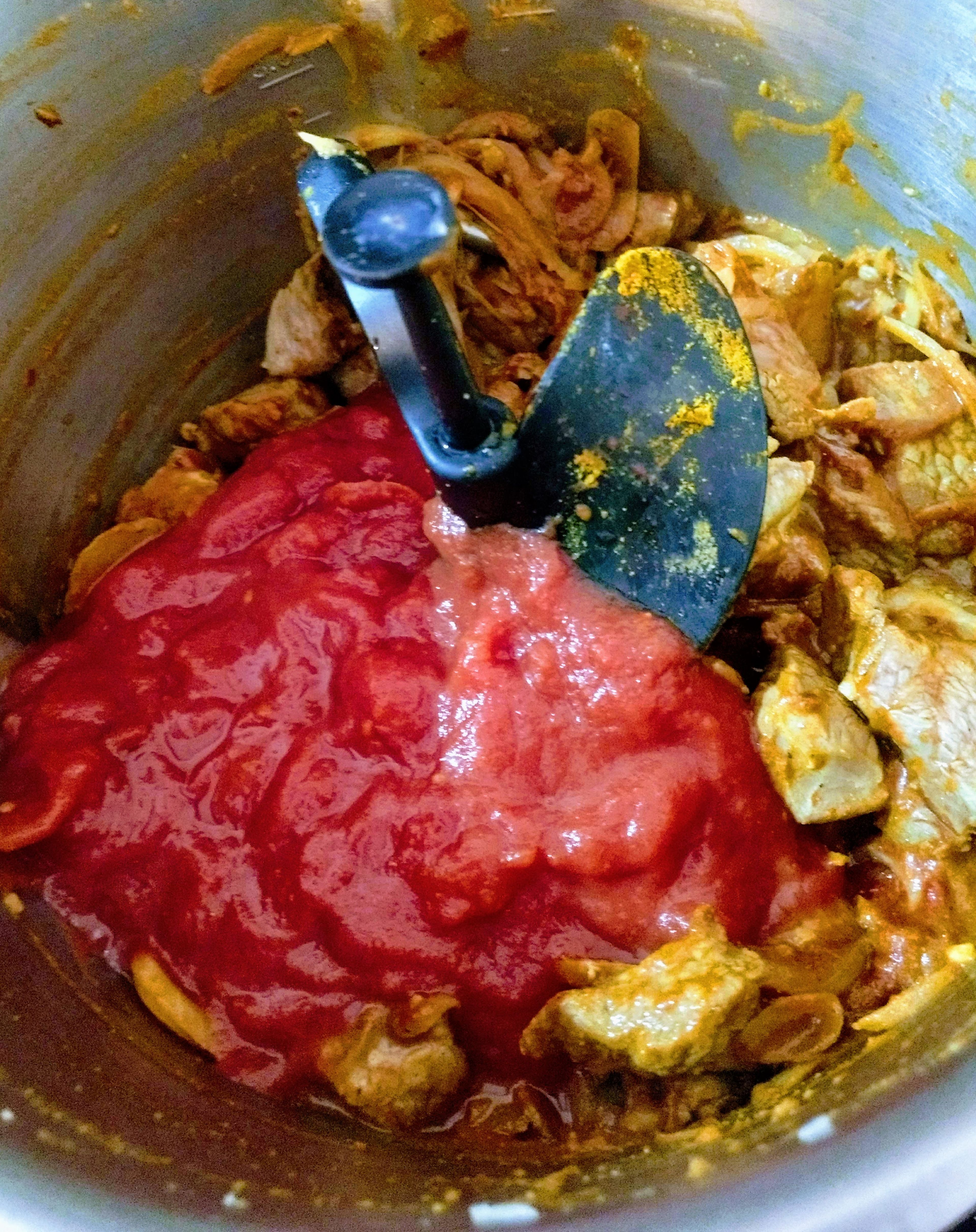 400 g gehackte Tomaten hinzugeben und 500 ml Brühe einwiegen. Den Deckel mit eingesetztem Messbecher schließen und alles durchmischen, erwärmen und nochmals abschmecken (3D-Rührer | Stufe 3 | 100°C | 3 Min.).