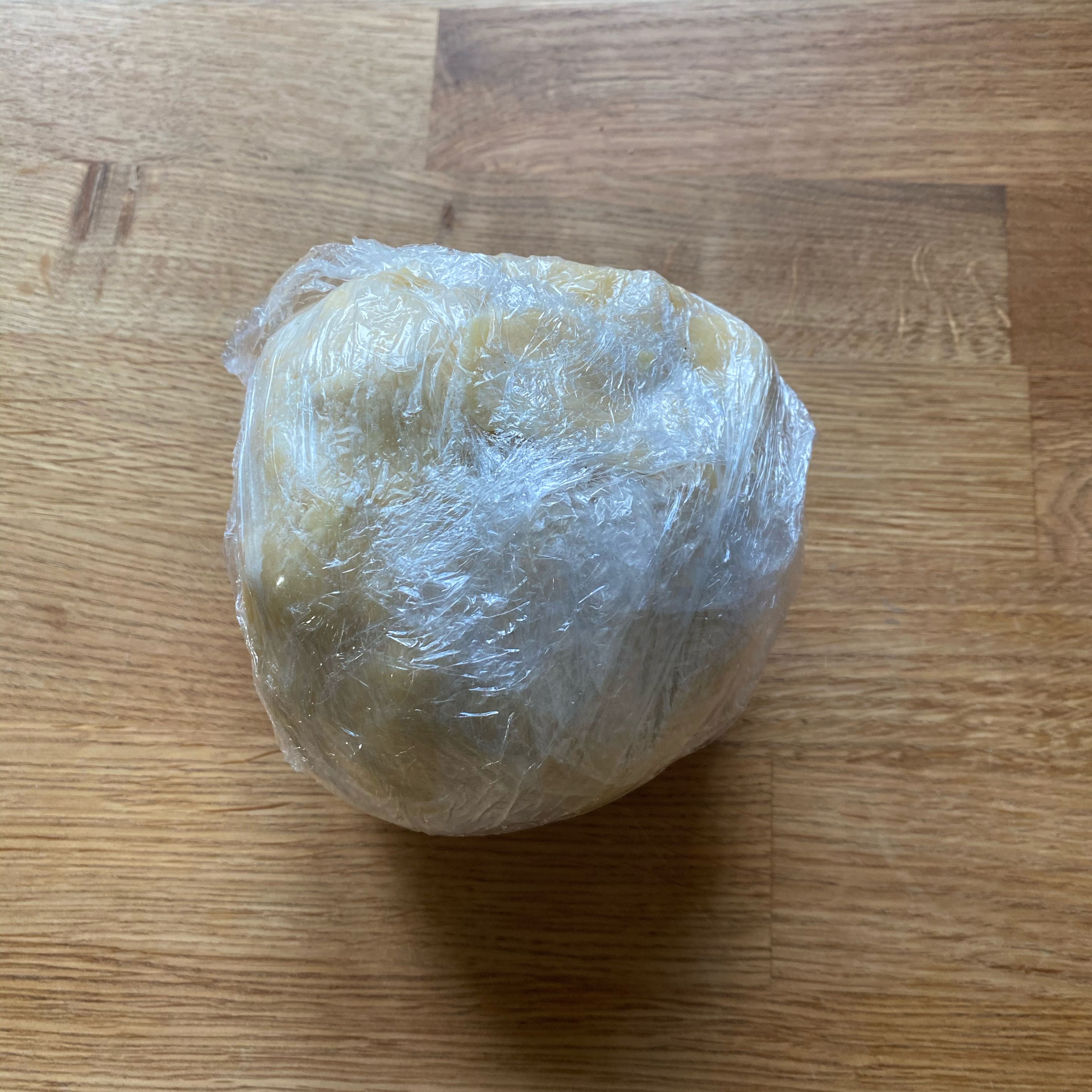 Teig in Frischhaltefolie wickeln und im Kühlschrank 30 Min. kühl stellen. Den Backofen vorheizen auf 170 Grad Ober- und Unterhitze.