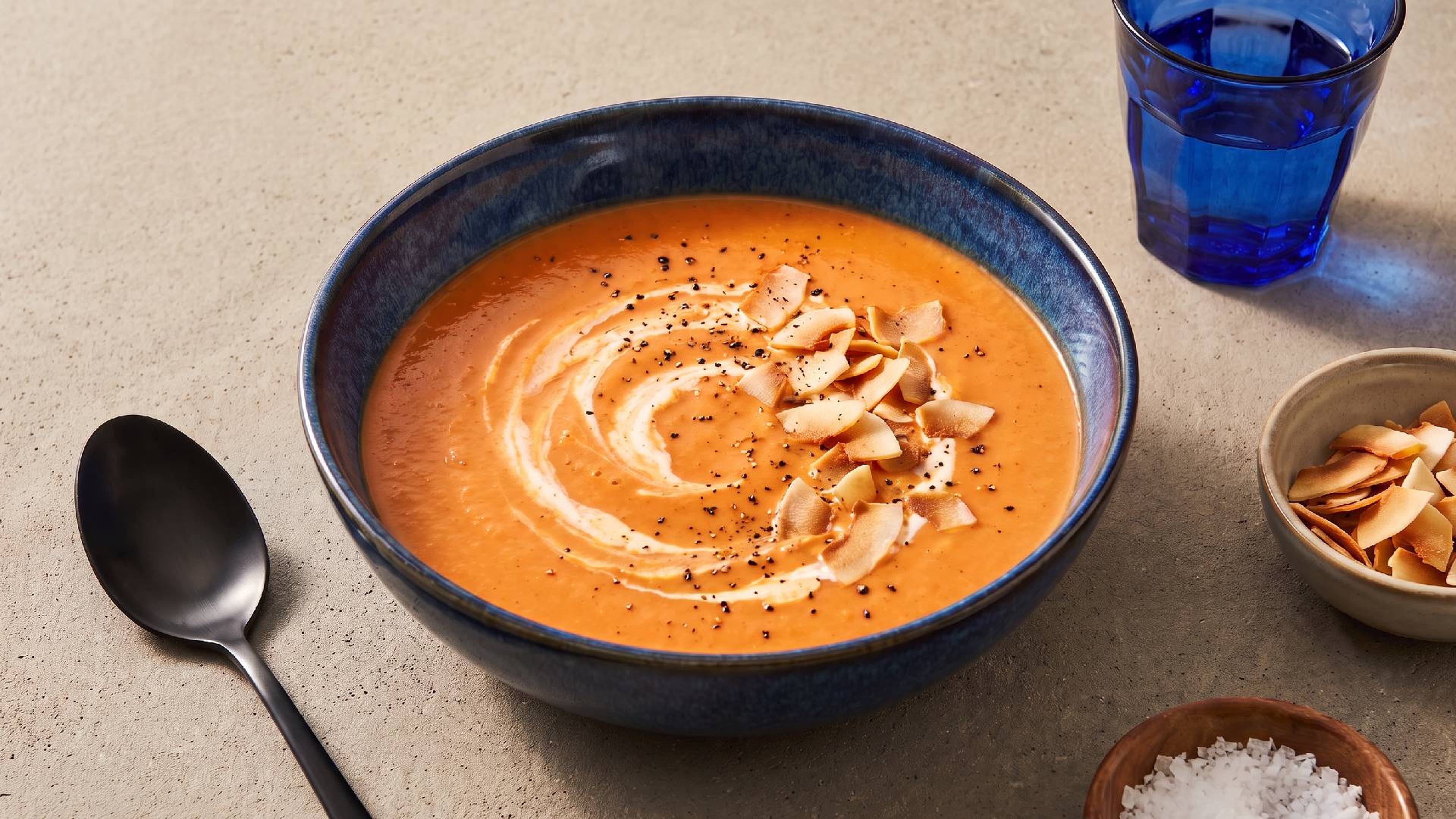 Cremige Tomaten-Kokos-Suppe mit gerösteten Kokoschips