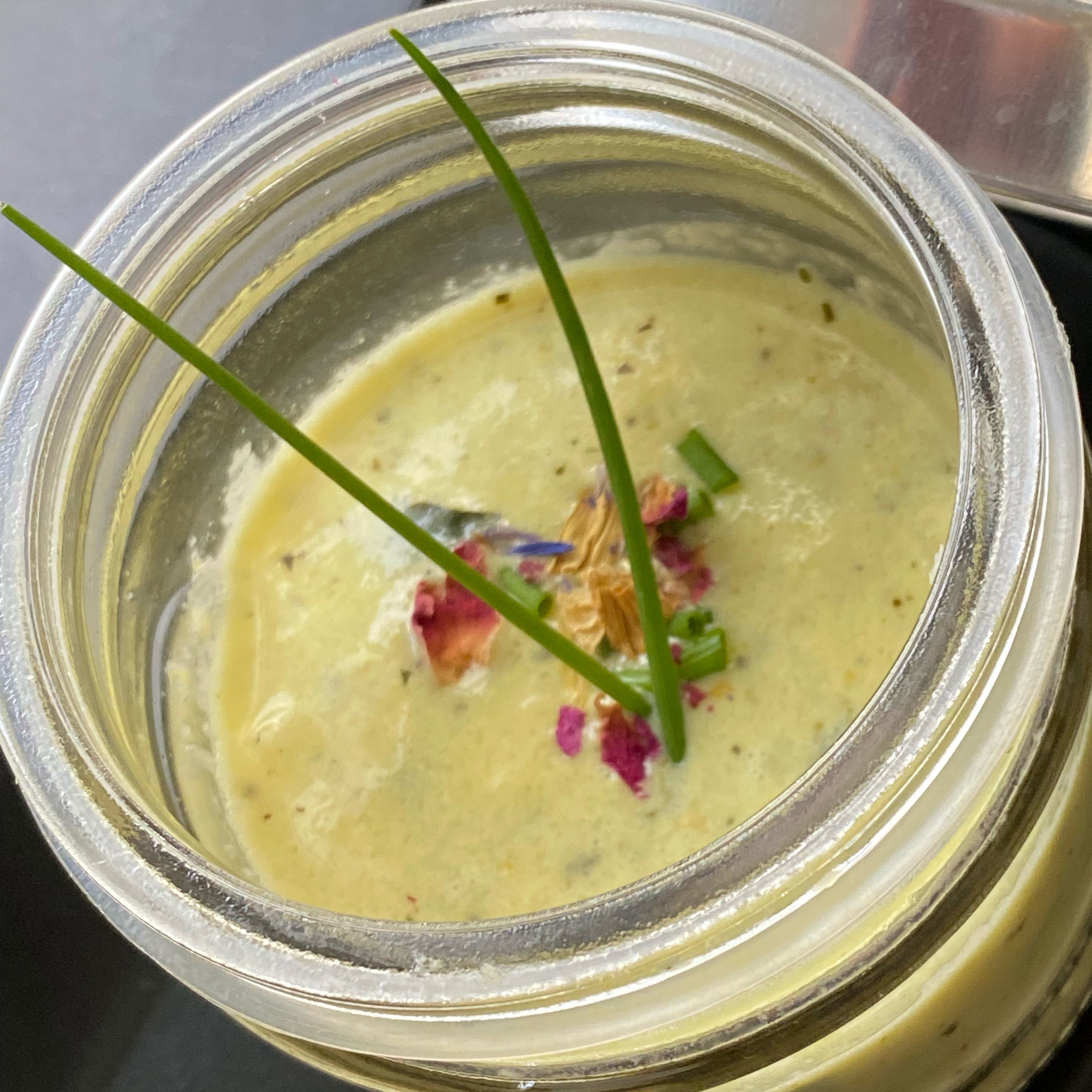 Zitronensuppe mit Zucchini und Räucherforelle