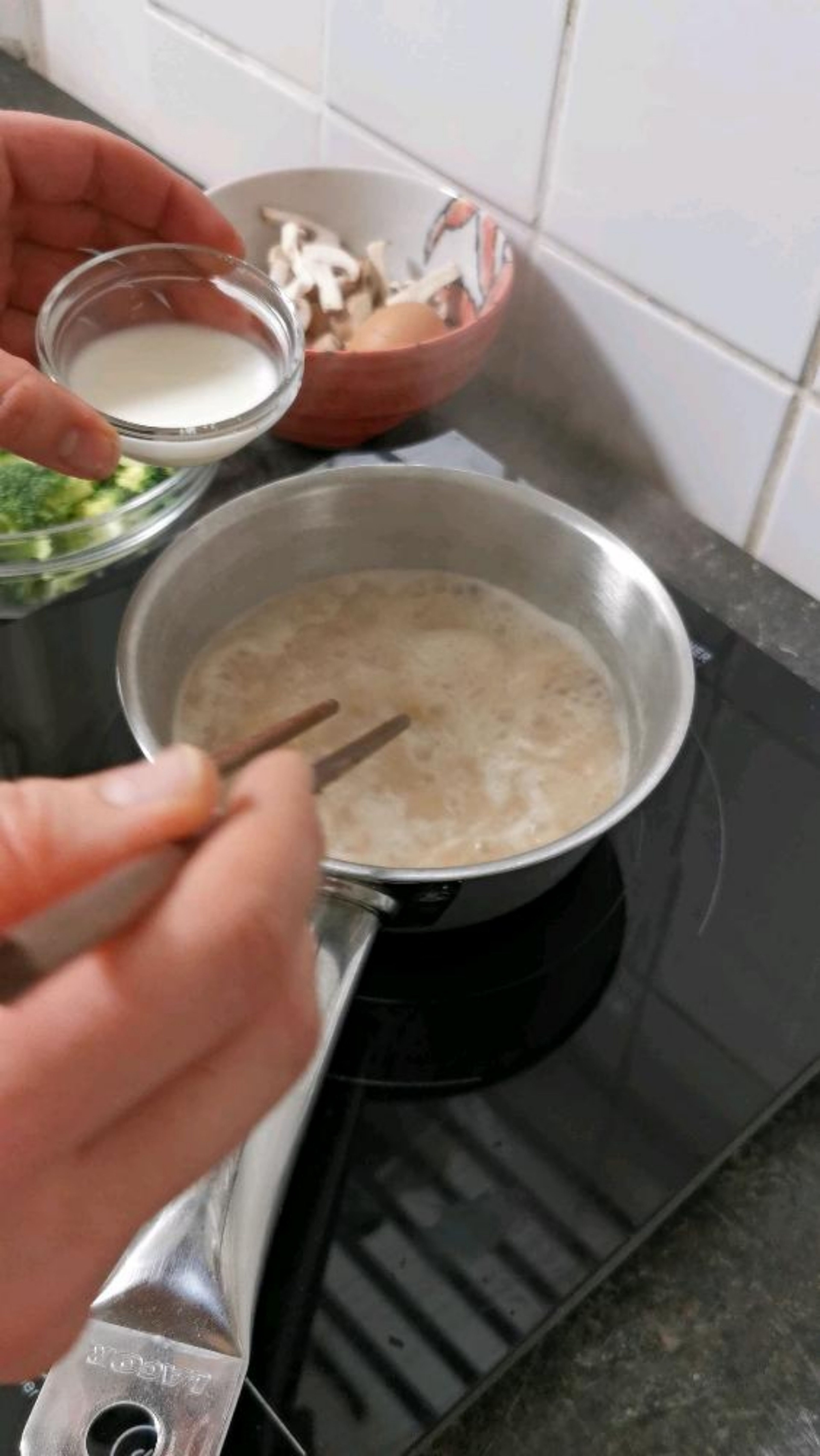 Die Speisestärke zusammen mit 3 Esslöffel kaltem Wasser anrühren. Die Erdnusssuppe in einem kleinen Topf zum kochen bringen und mit der Stärke abbinden.