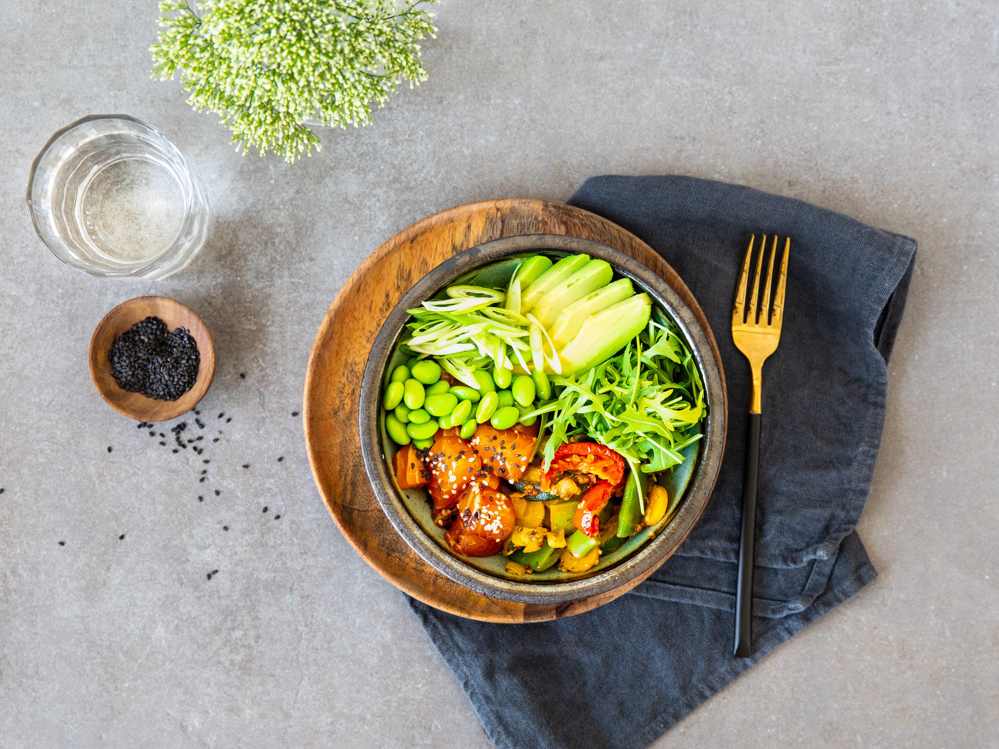 Zucchini-Quinoa Poke Bowl mit Lachs