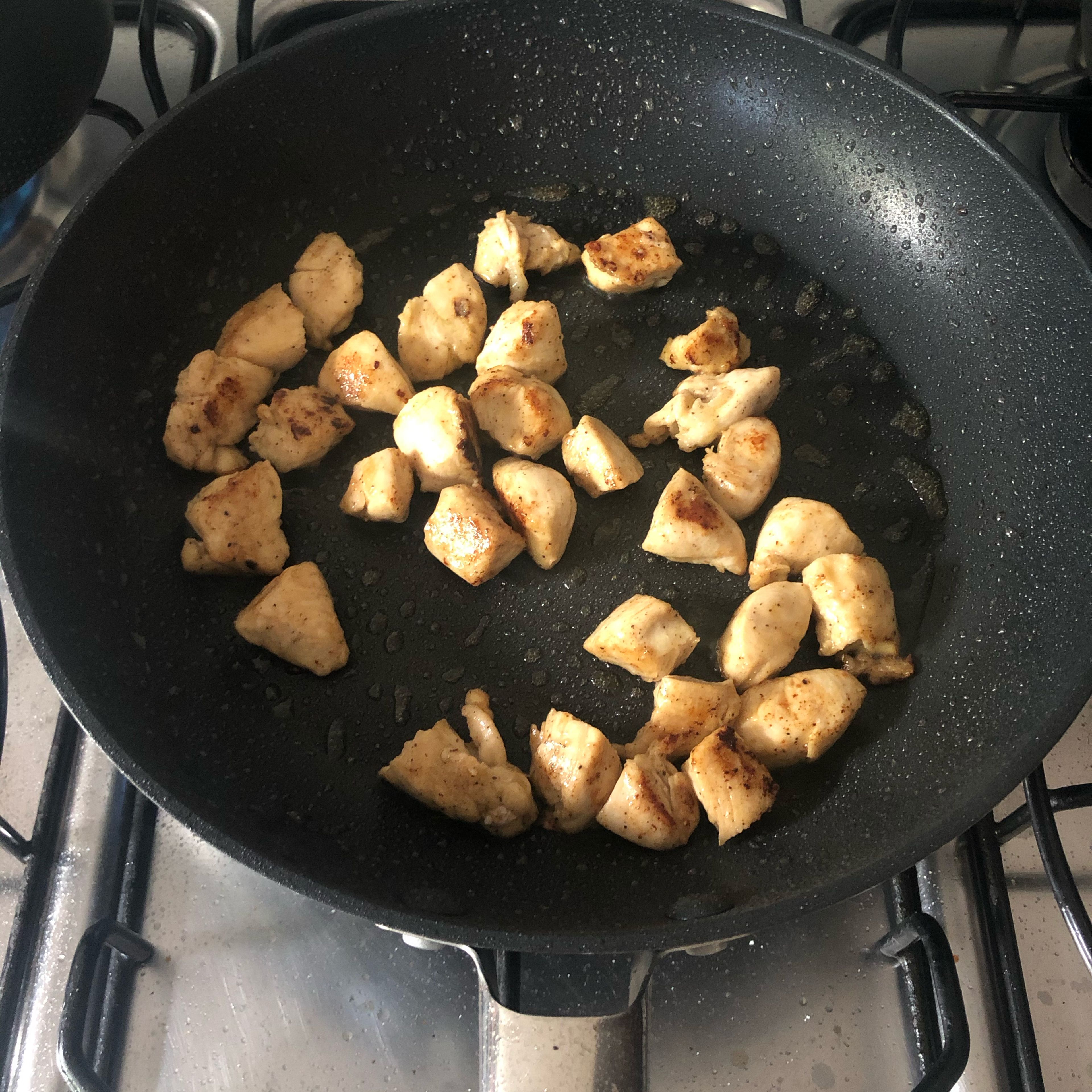 With a hot pan take the butter and melt it. When it’s melted, take the marinating chicken and put it to fry. It is better when crispy, so fry it as hot as you can. Shake it constantly!