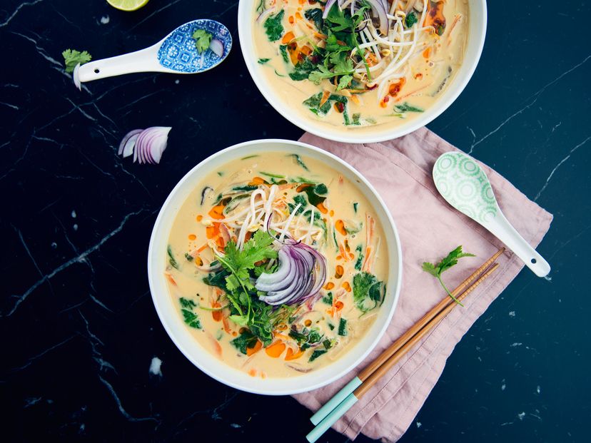 Thai-Erdnuss-Kokos-Suppe mit Reisnudeln