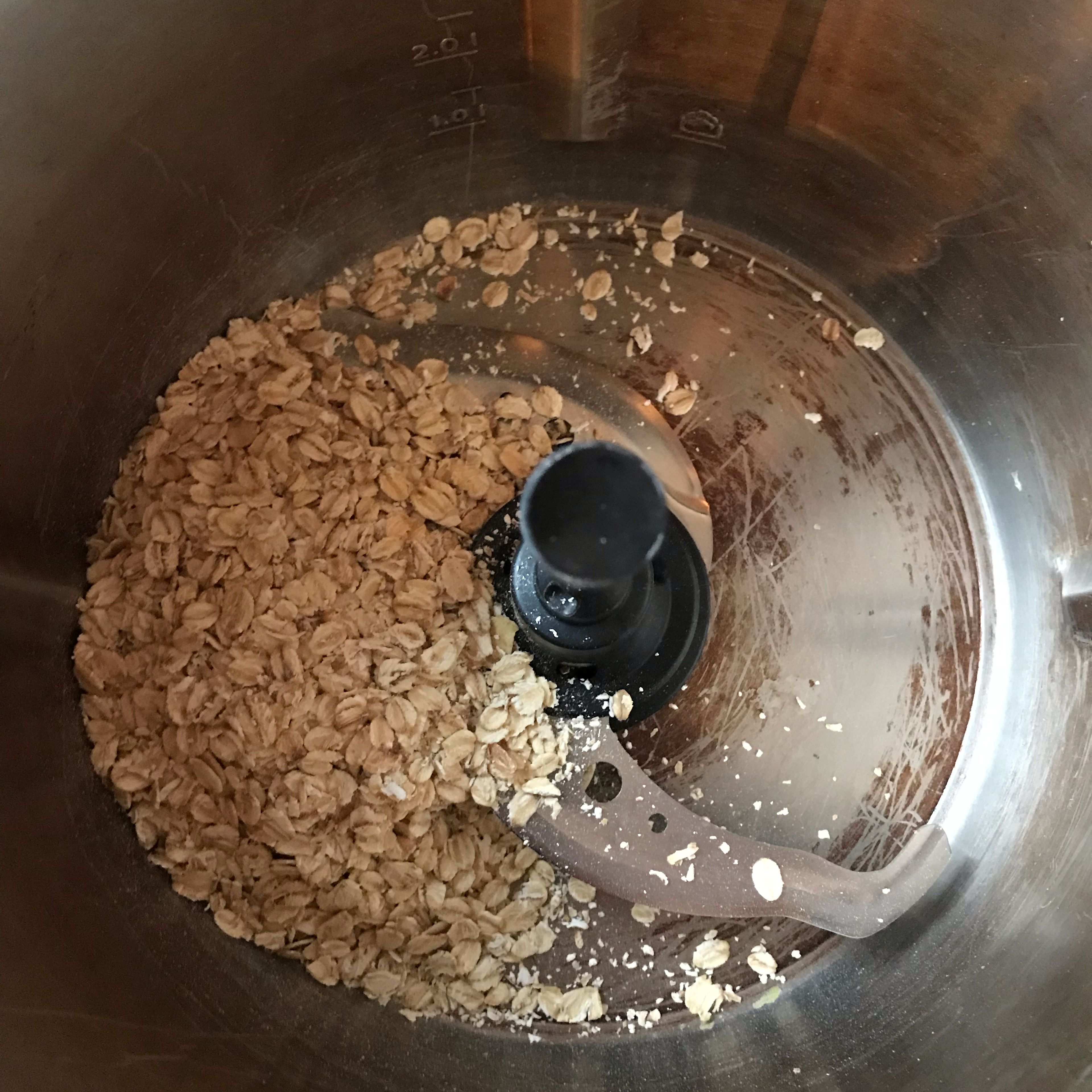 Haferflocken (grob oder fein) in den Cookit geben, den Deckel schließen, den Messerbecher einsetzen und im Turbo-Modus des Bosch-Cookit mittels des Cookit-Universalmessers schroten ( Universalmesser | Turbo-Modus).