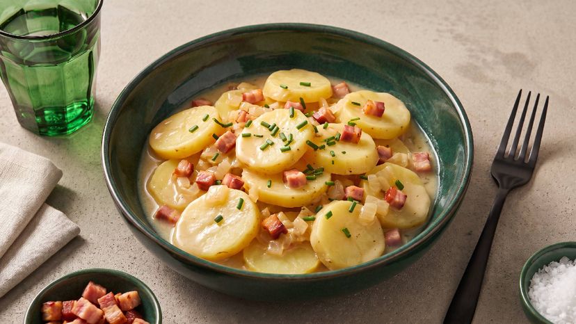 Warmer Kartoffelsalat mit herzhaftem Speck-Dressing