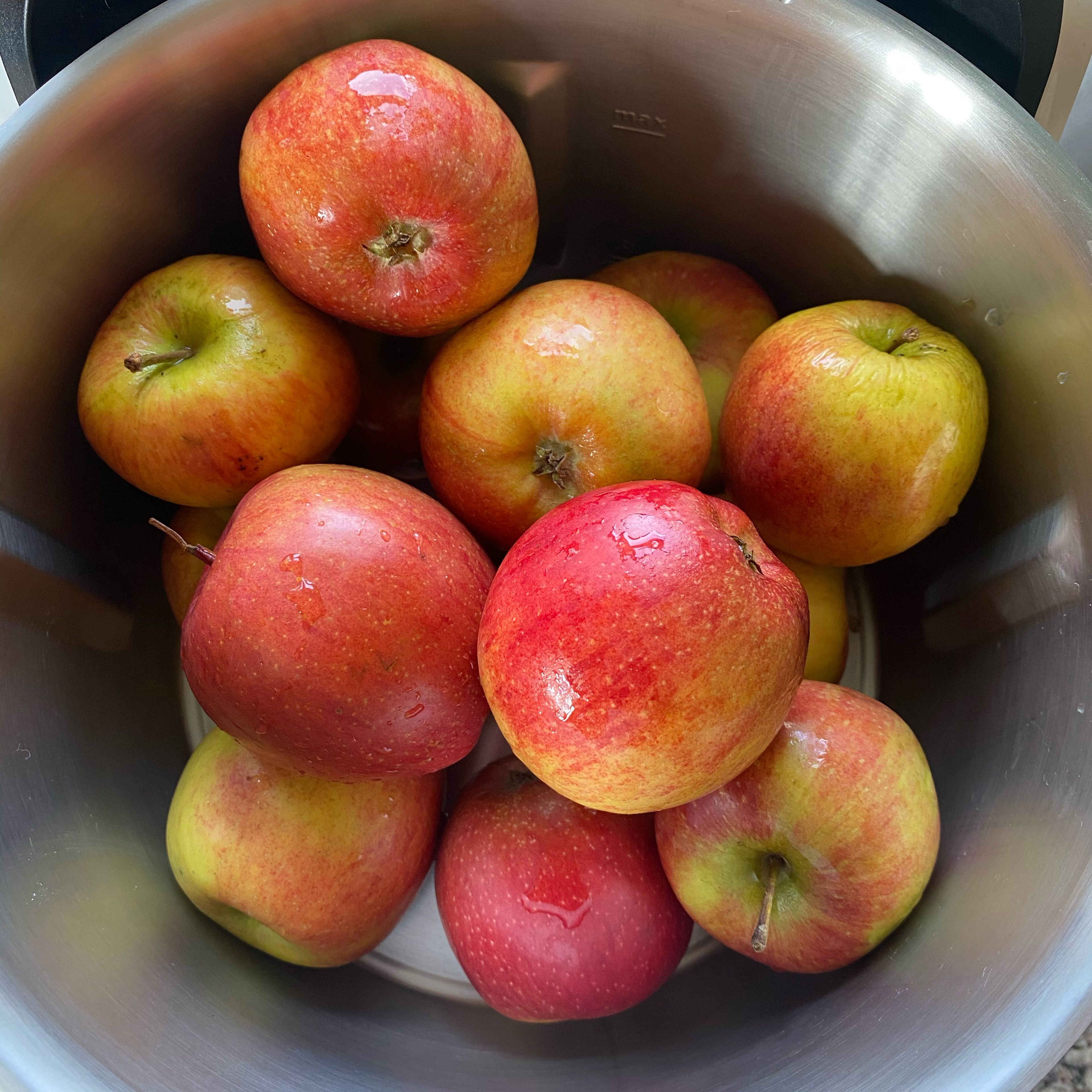 Äpfel abwiegen im Cookit. Äpfel schälen und je in 8 Schnitze schneiden. Äpfel, Zucker und Zimt im Cookit Topf vermengen.