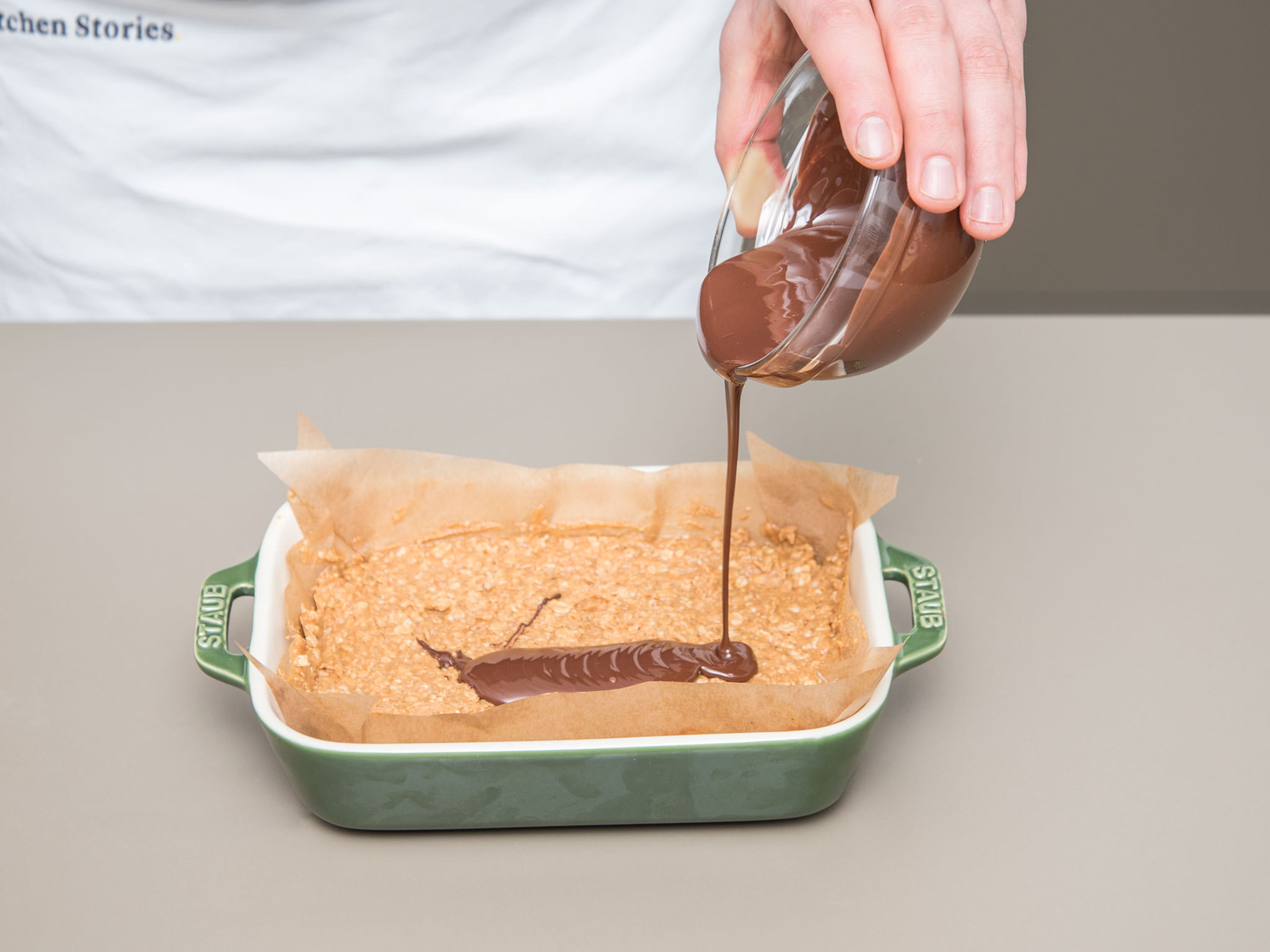 Roughly chop dark chocolate and melt in a heatproof bowl over a pot with simmering water. Pour the chocolate over the cooled peanut butter oat mixture and spread evenly. Freeze for approx. 60 min.