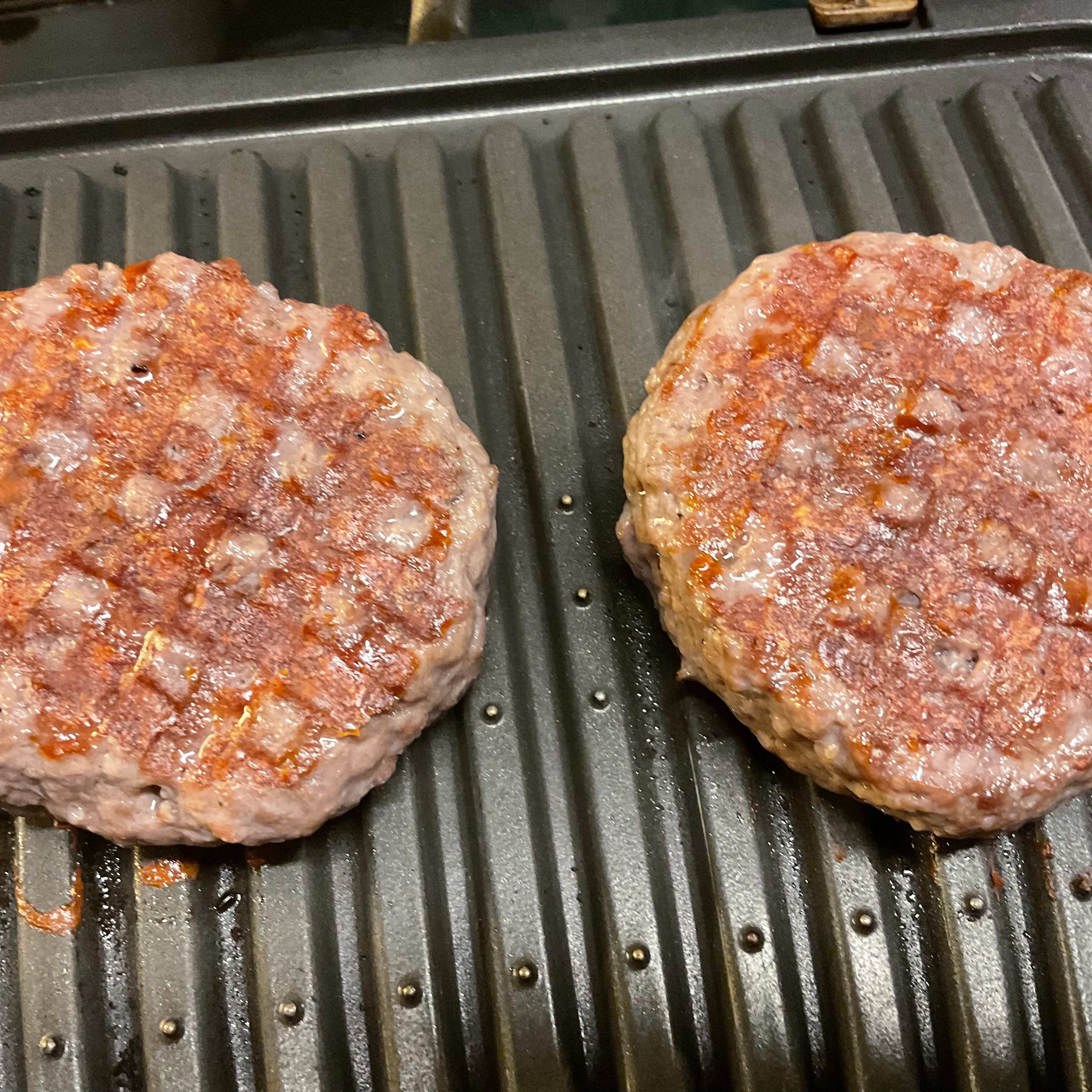 Die Hamburgerpads sind inzwischen prächtig auf dem Grill geworden. Kann man well done grillen, oder so wie ich es mag medium, vielleicht sogar rare. Bei der Qualität dieses Rindfleisches alles möglich.