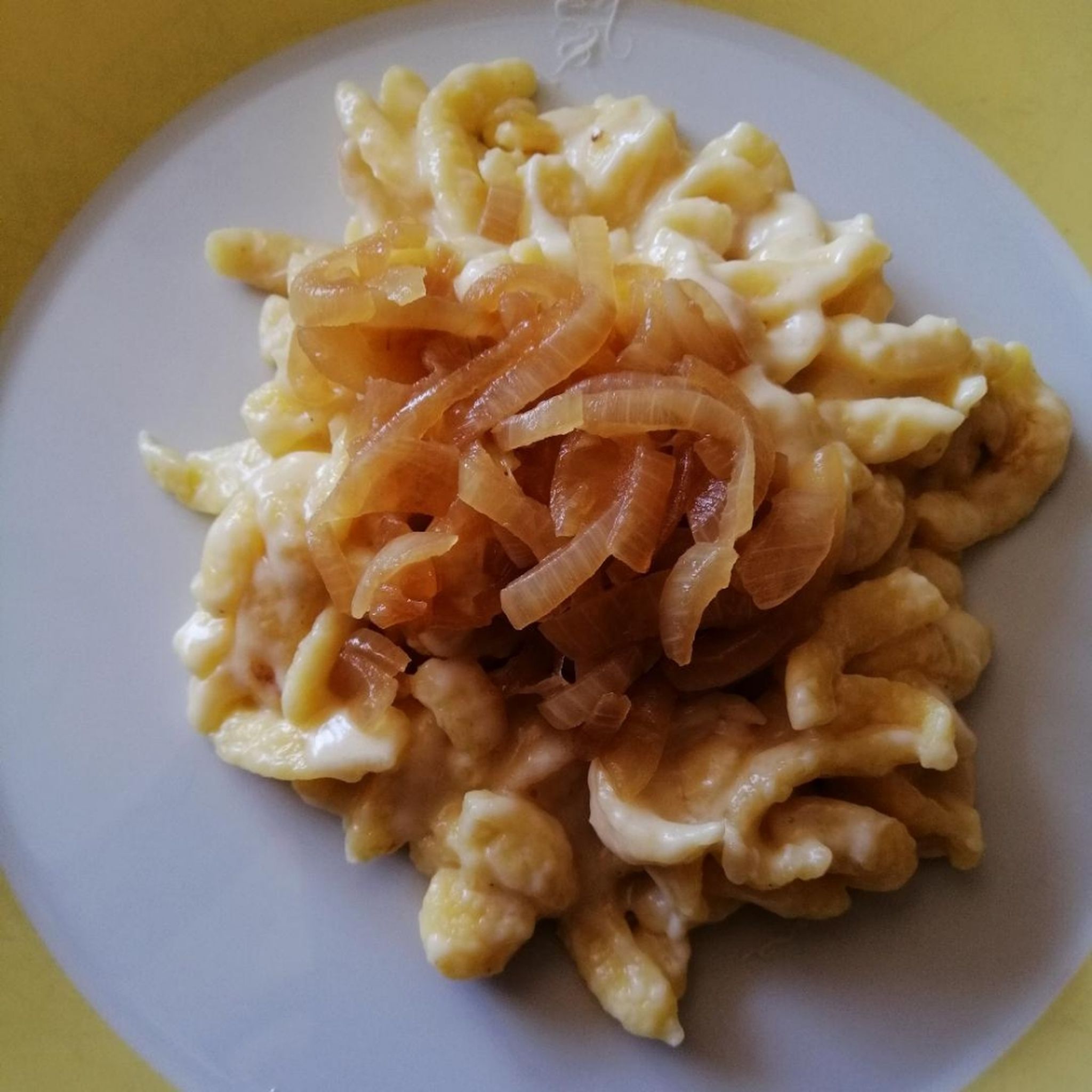 Käsespätzle mit Schmelzzwiebeln