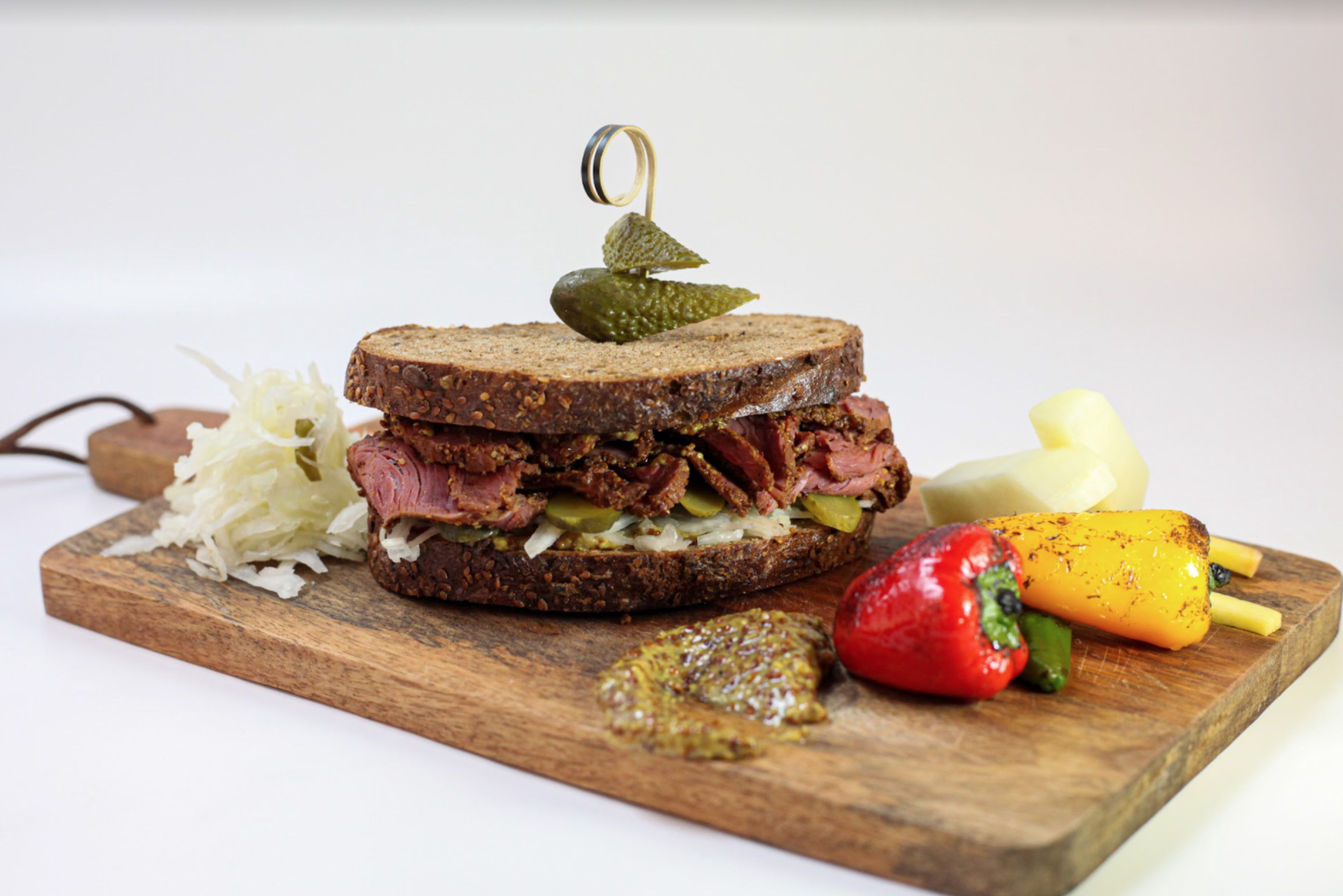 Hirschfleisch-Pastrami-Sandwich mit eingelegtem Gemüse und Krautsalat
