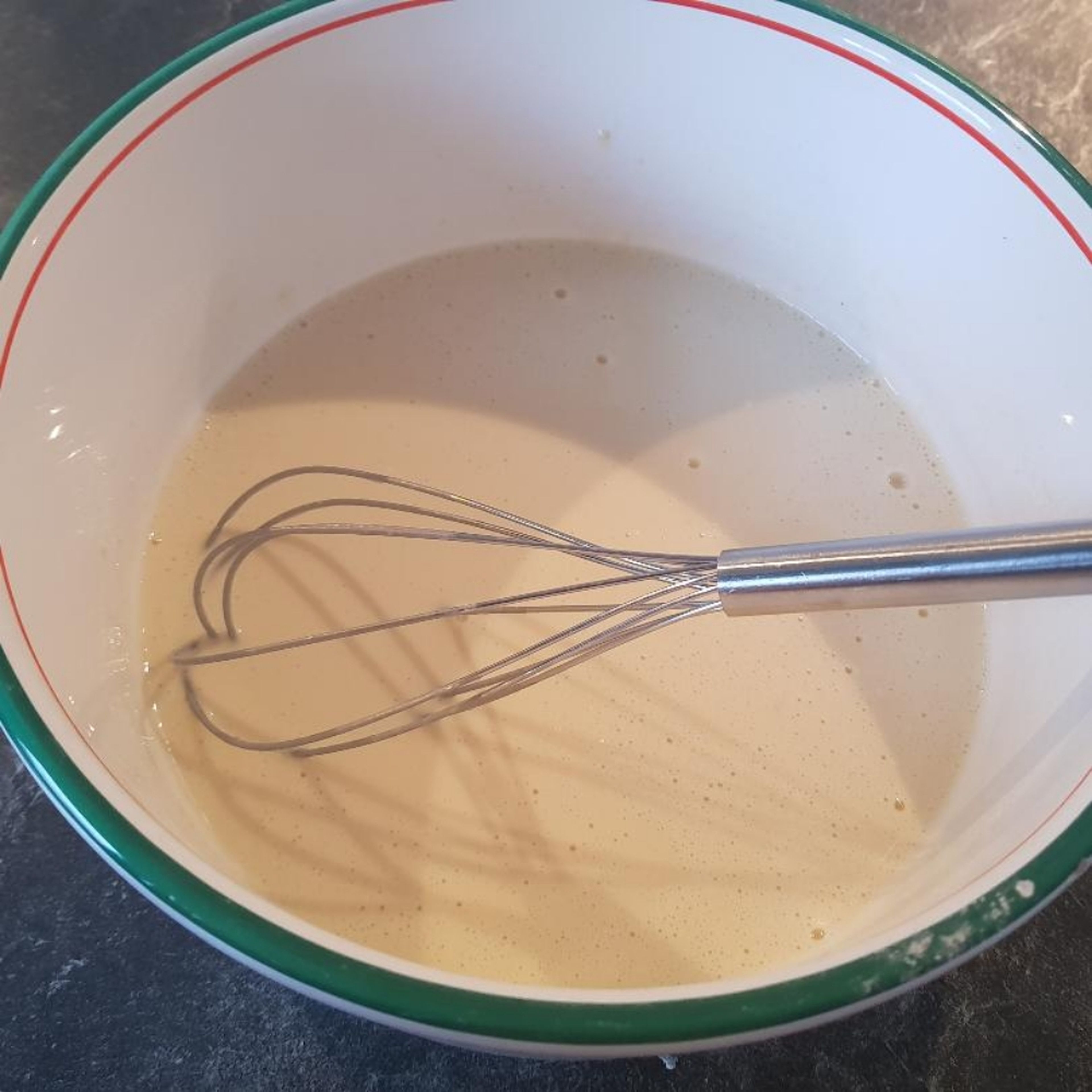 Schritt 2 : Alles zu einem geschmeidigen Teig vermischen . (Tipp : nicht allzulange rühren da sich irgendwann das Mehl absetzt )😋