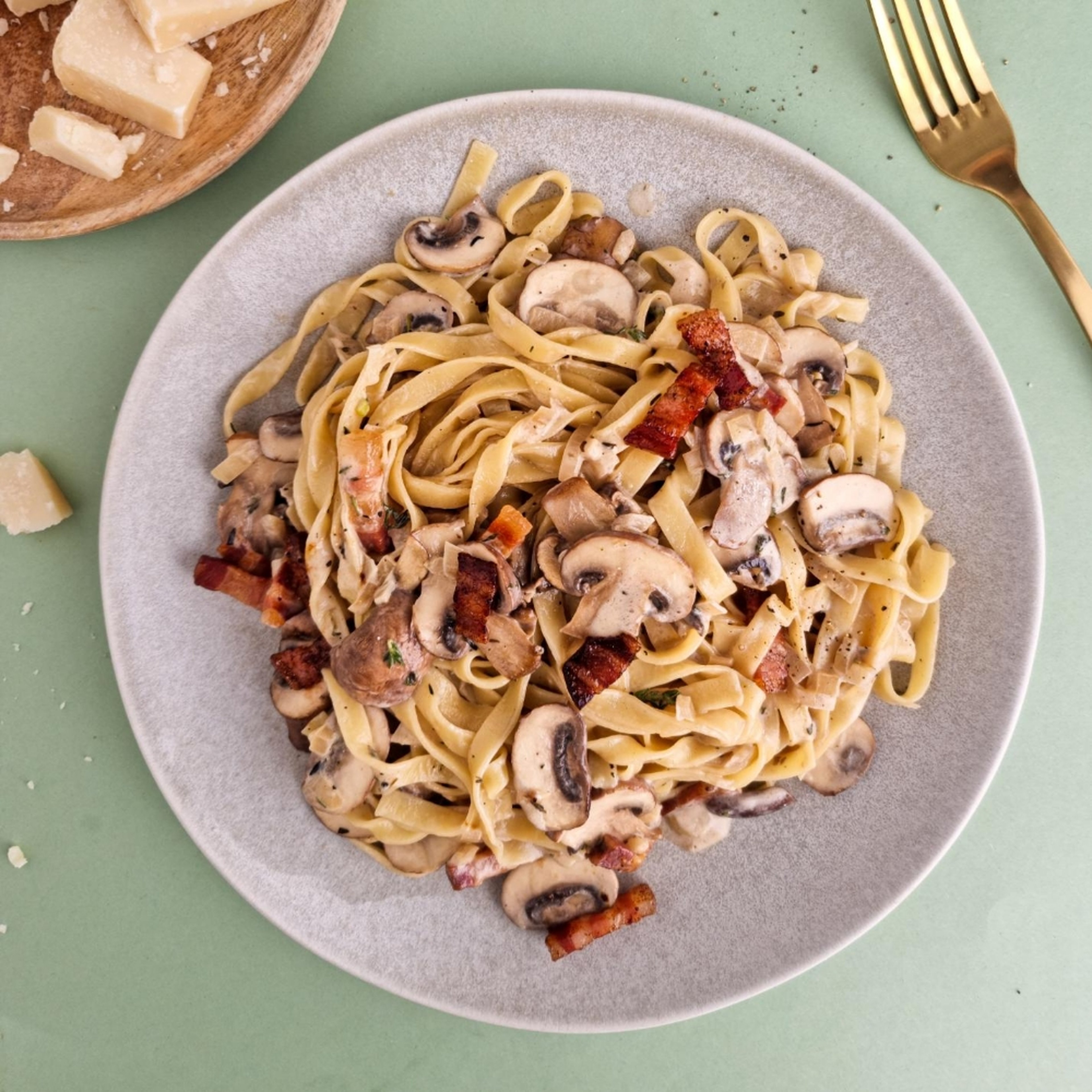 Pasta with button mushrooms and bacon