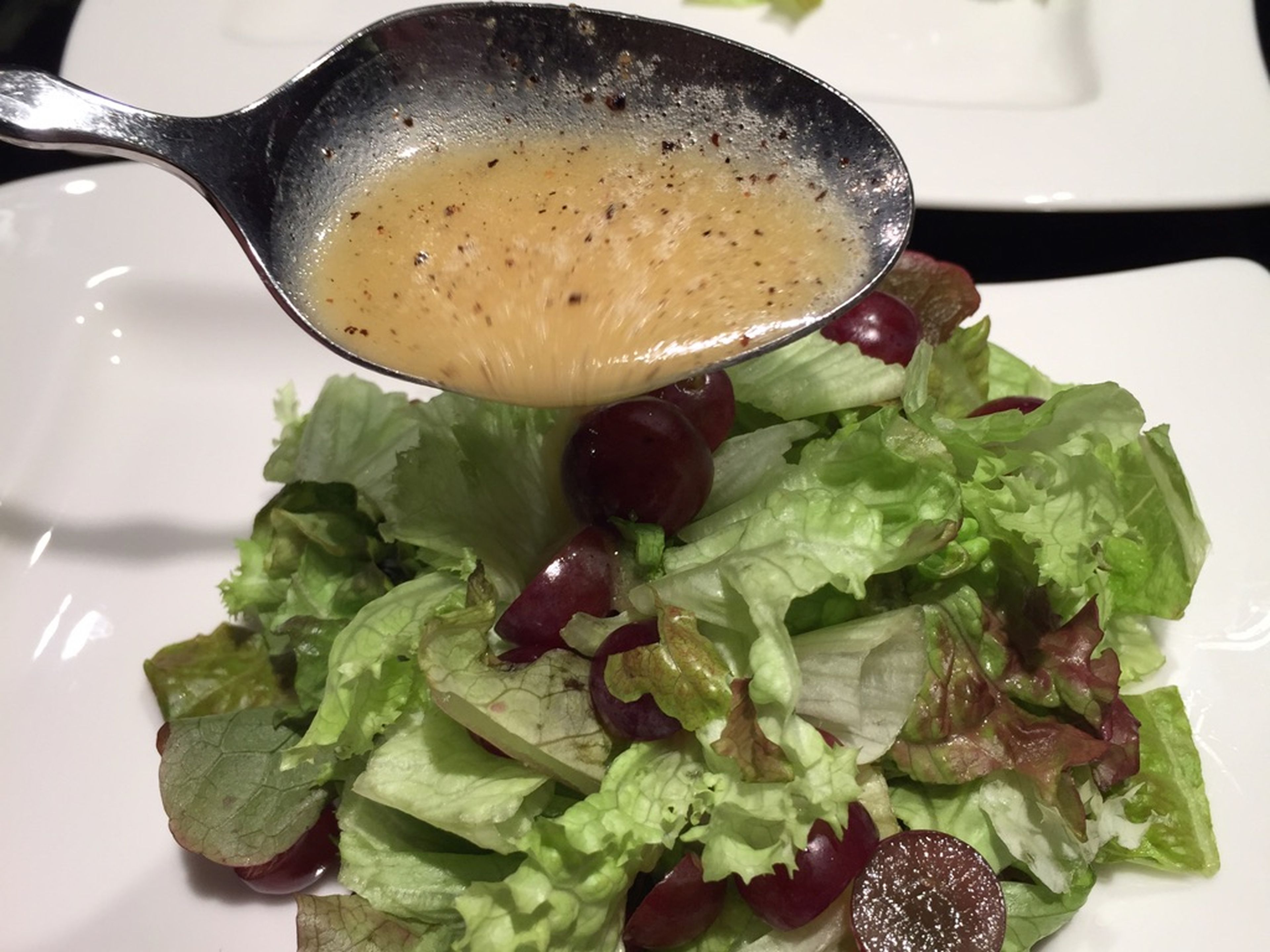 Das Dressing herstellen: Honig, Öl, Essig, Orangensaft, Salz und Pfeffer vermischen. Gleichmäßig auf den Salat geben.