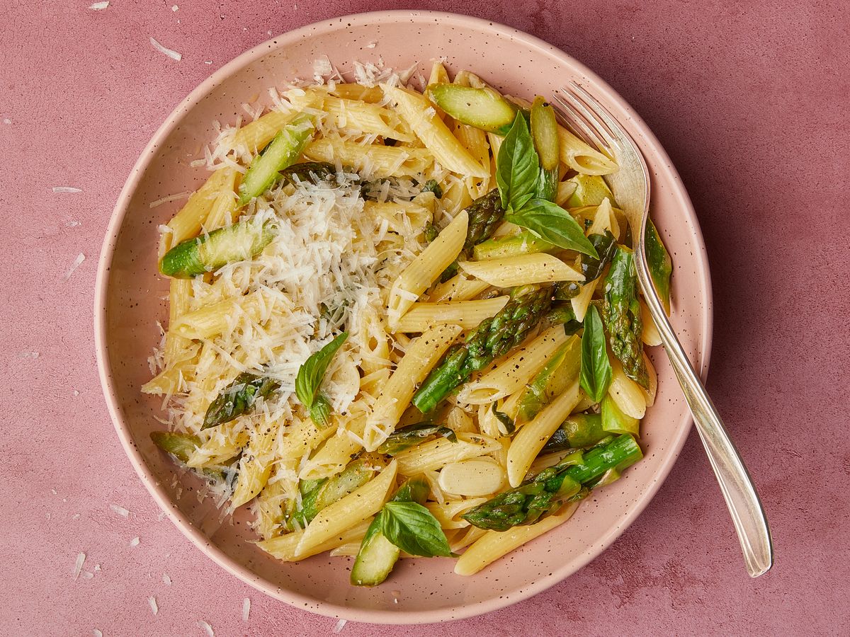 Easy lemony green asparagus pasta | Recipe | Kitchen Stories