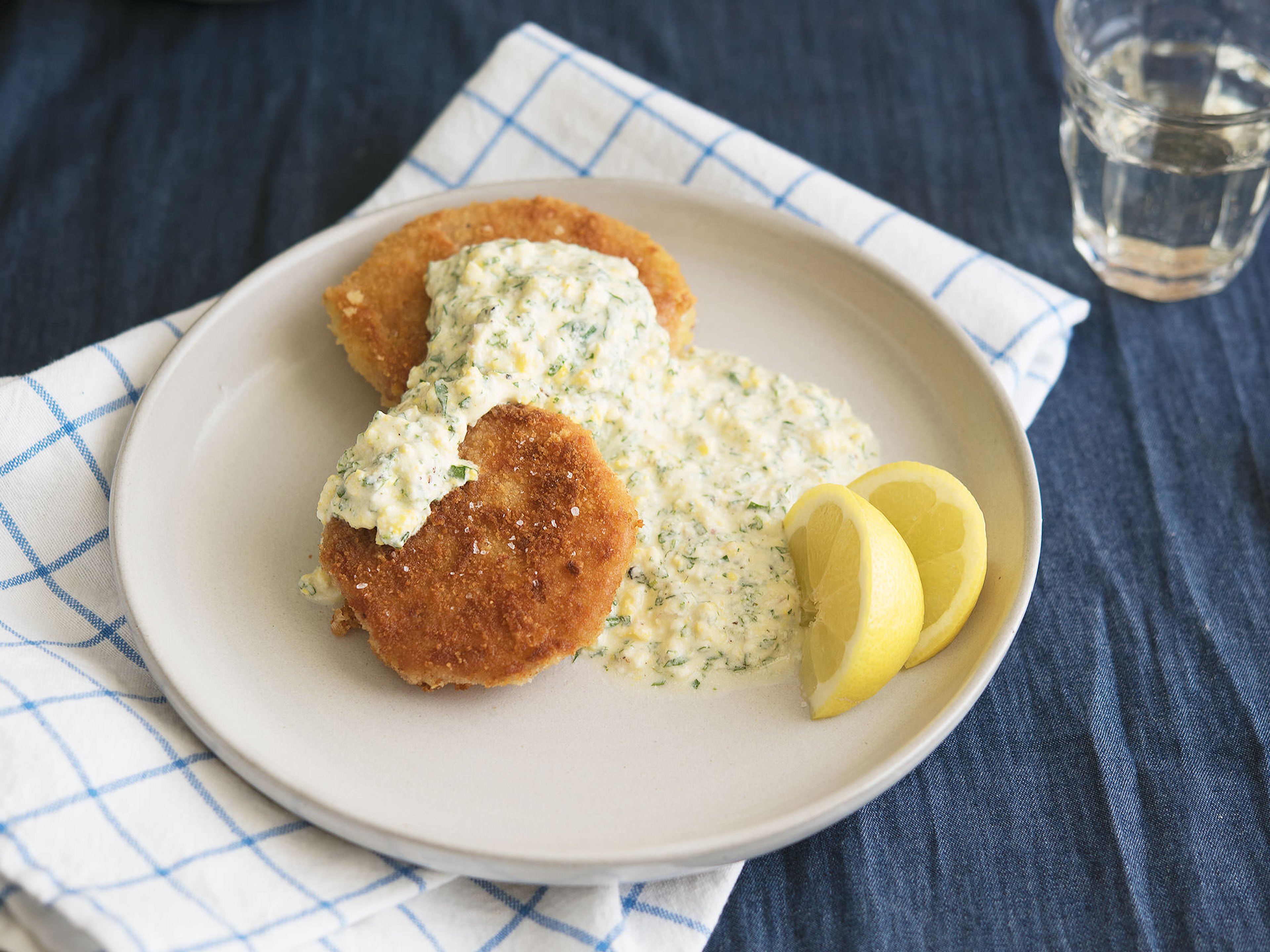 Kohlrabi schnitzel with green sauce