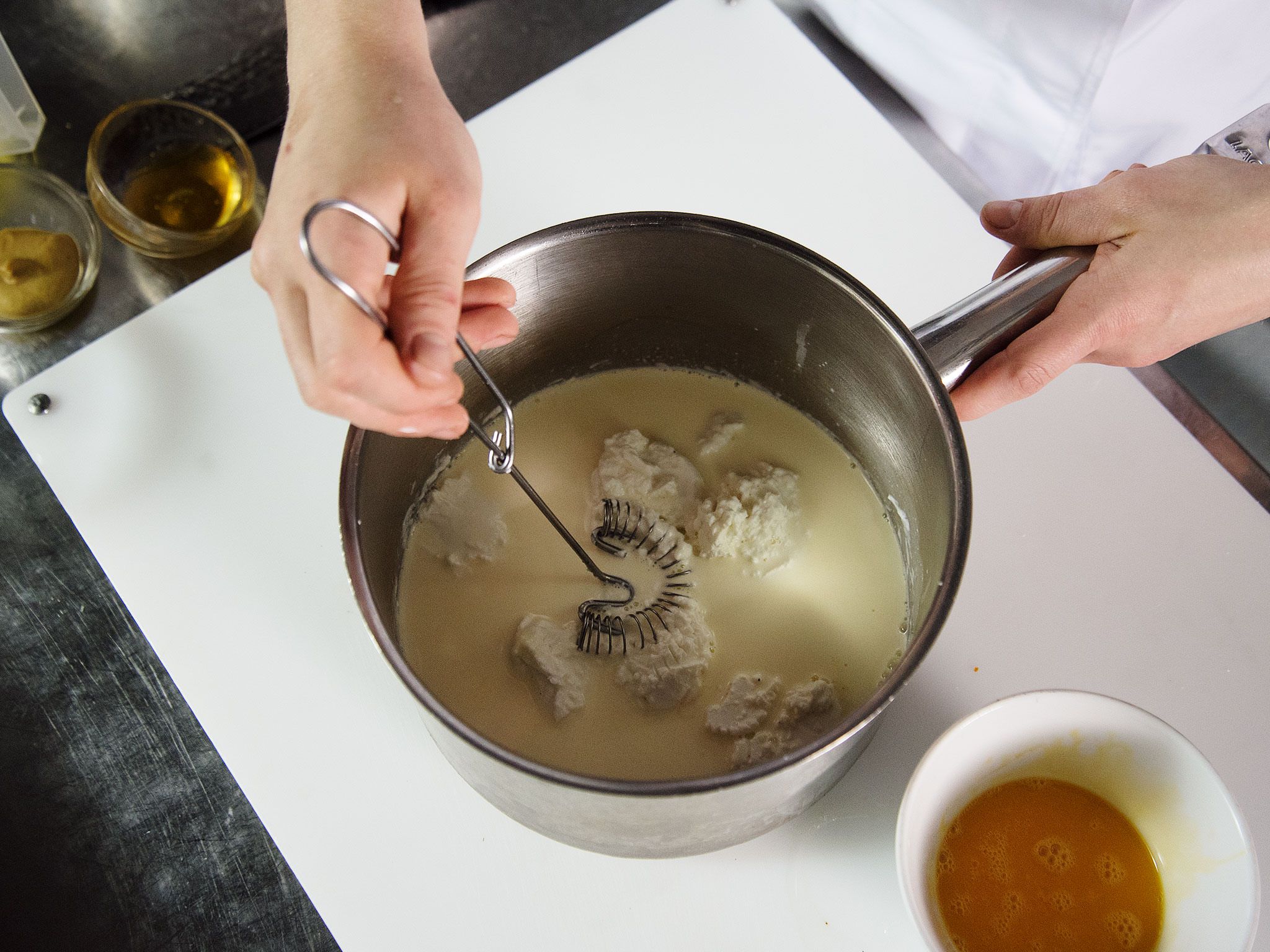 Ziegenkäse-Crème-Brulée und Feldsalat mit Apfeldressing | Rezept ...