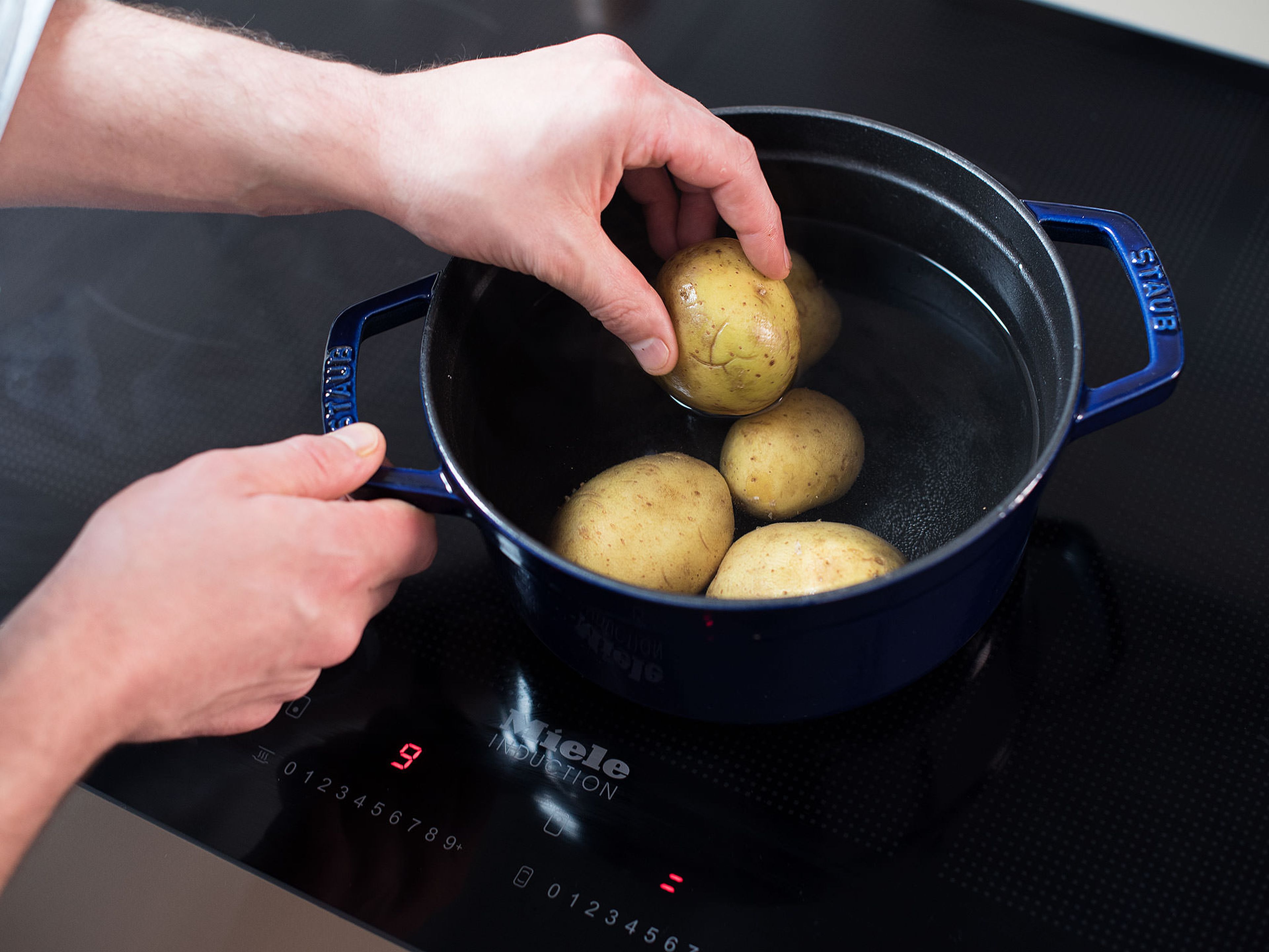 Kartoffeln in einen Topf mit Wasser geben und zum Kochen bringen. Kartoffeln ca. 20 Min. köcheln lassen oder bis man leicht mit einer Gabel hineinstechen kann.