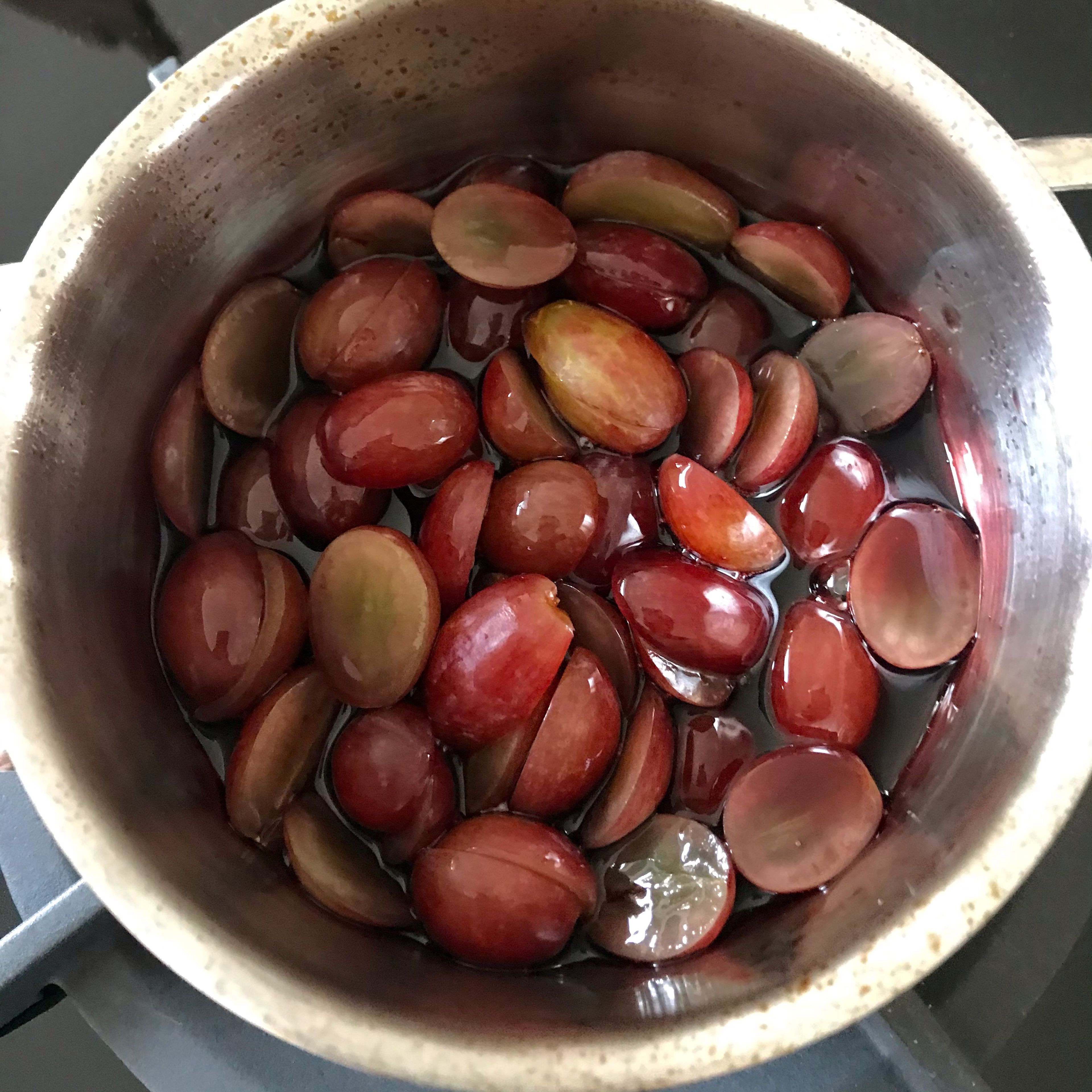 Portwein und Traubensaft in einen Topf geben und einreduzieren lassen, bis lediglich 1/3 der Flüssigkeit noch übrig ist. Die Weintrauben halbieren und in die etwas abgekühlte Flüssigkeit rühren.