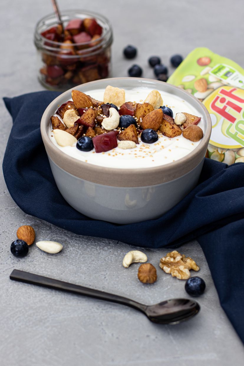 Frühstücksbowl mit Apfel und Heidelbeeren