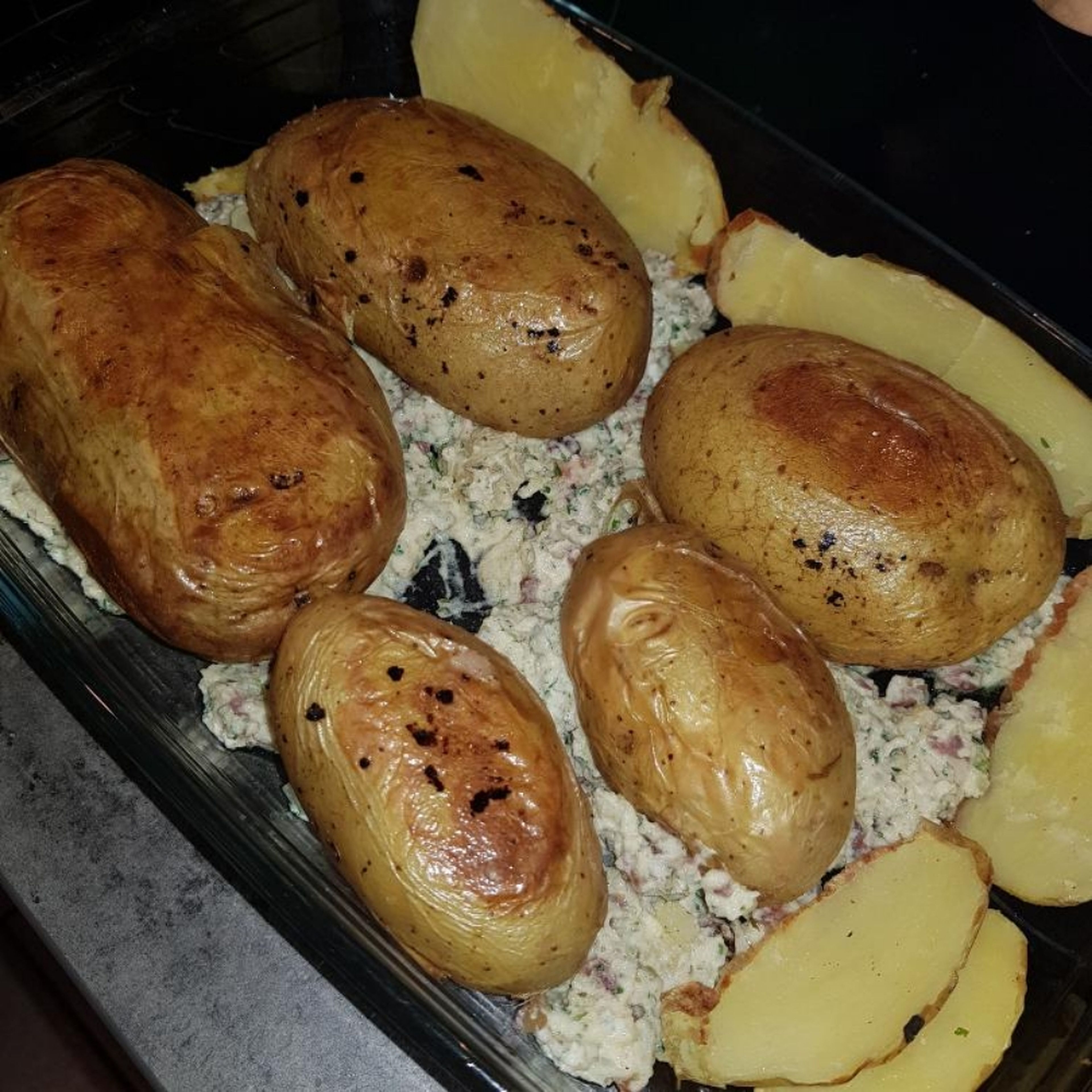was übrig ist als boden in die Ofenform geben und die Kartoffeln falschherum (mit Öffnung nach unten) hinlegen.