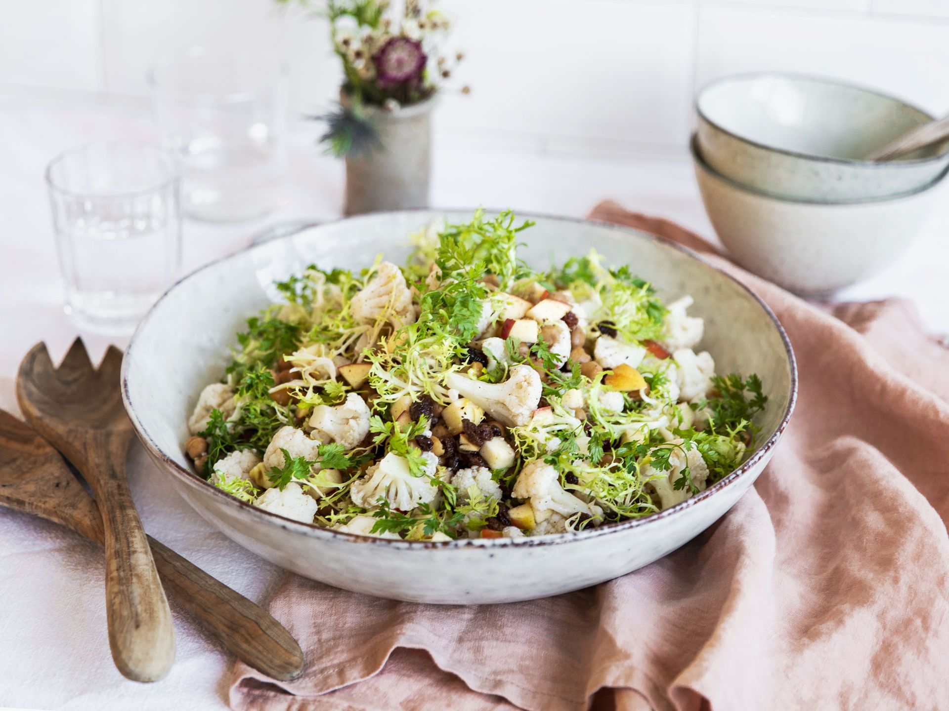 Cauliflower salad with apples and roasted chickpeas