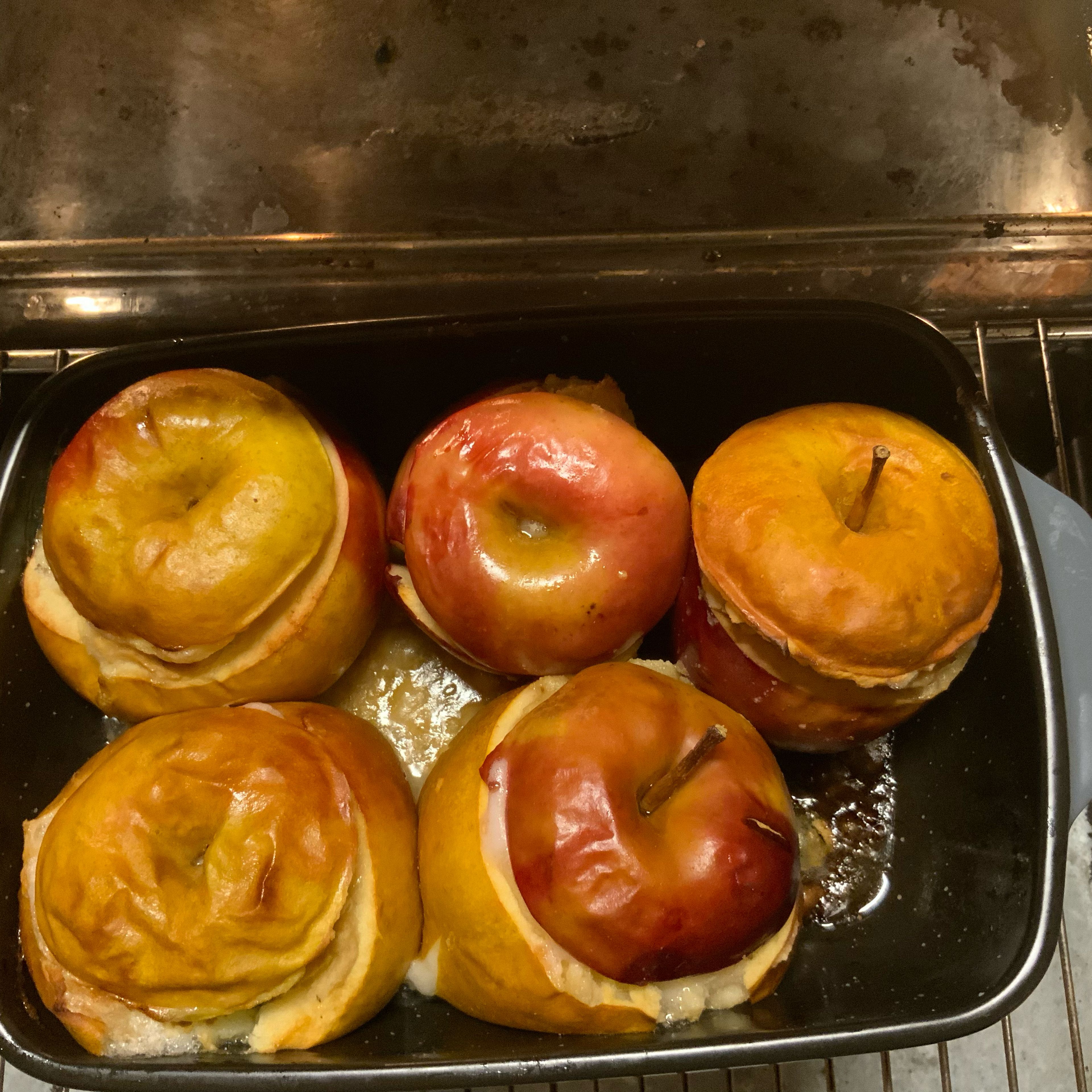 
Nach ca. 25 Minuten ins Backrohr gucken wie sich die Bratäpfel so entwickeln…lecker Duft…die Kindheit kommt zurück 😁😋🤤… jetzt bräuchte Kitchenstories „Geruchskino“…