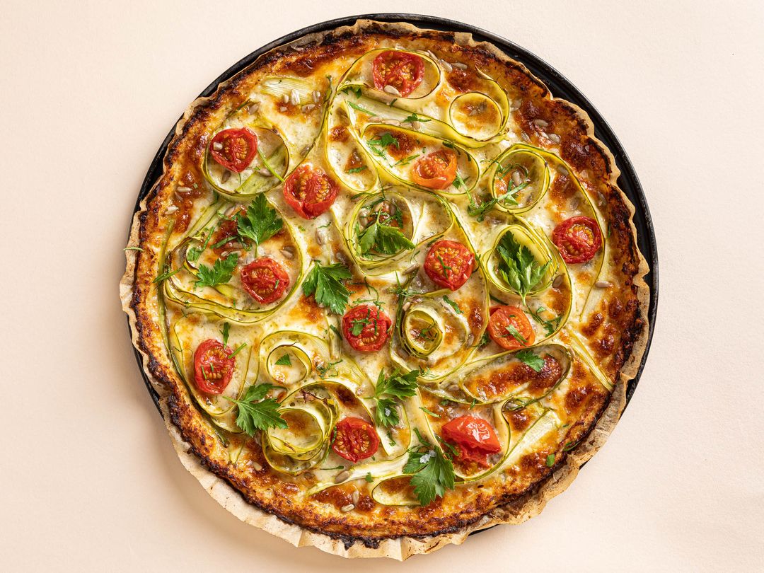 Käsige Blumenkohl-Pizza  mit grünem Spargel