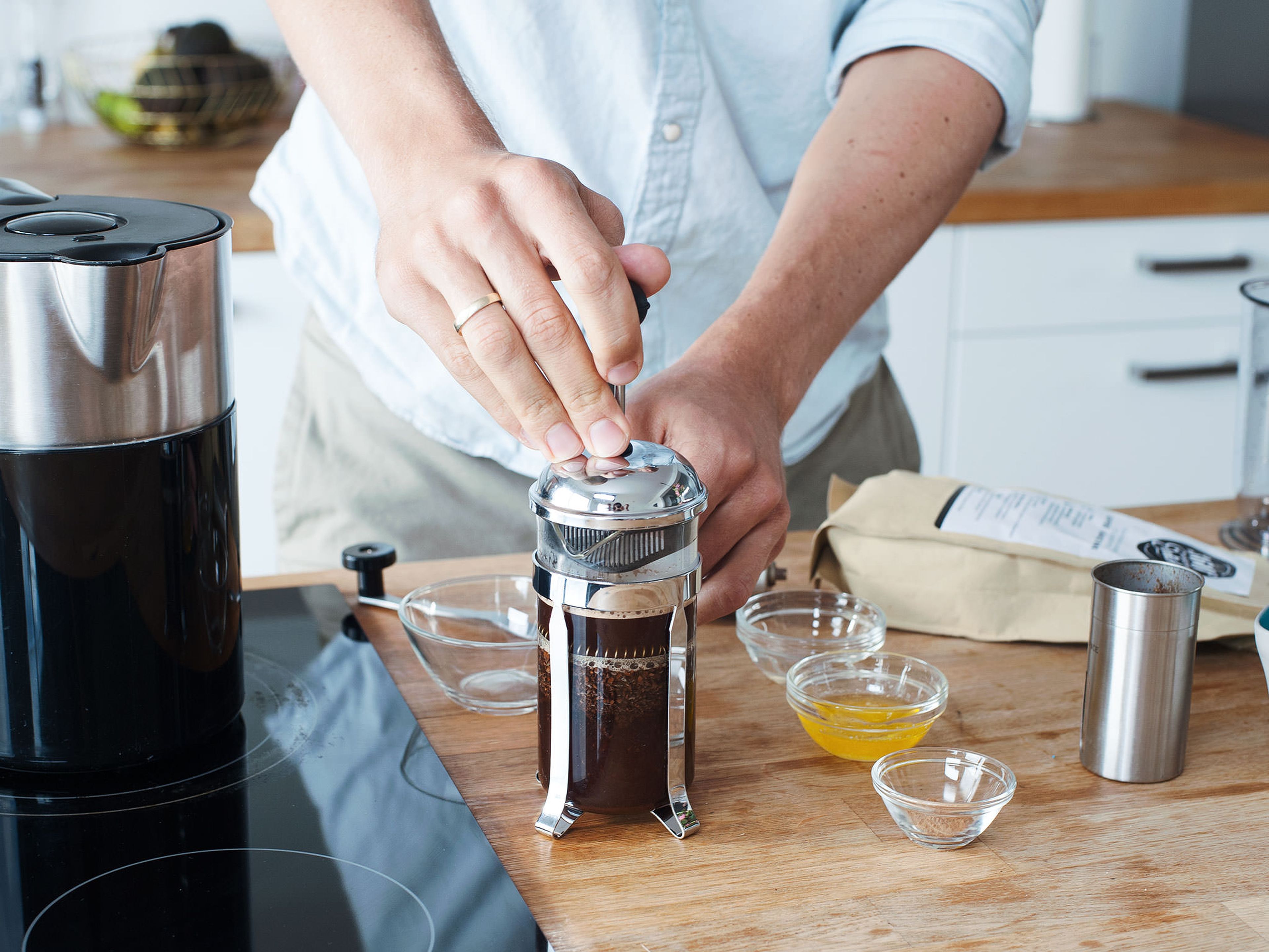 Mit kochendem Wasser frischen Kaffee nach bevorzugter Methode zubereiten, entweder mit einem Espressokocher oder einer Stempelkanne.