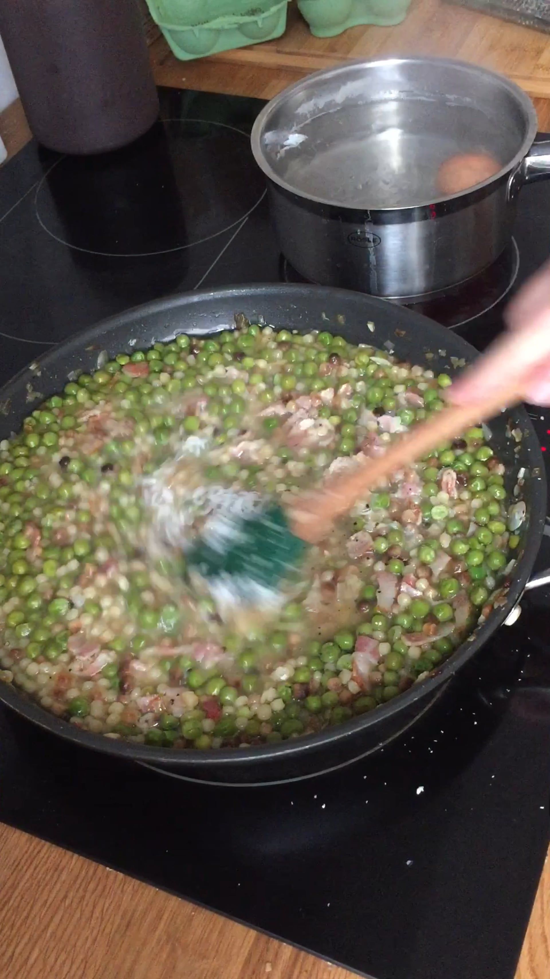 Fregola Pasta mit Erbsen, Speck und Minze | Rezept | Kitchen Stories